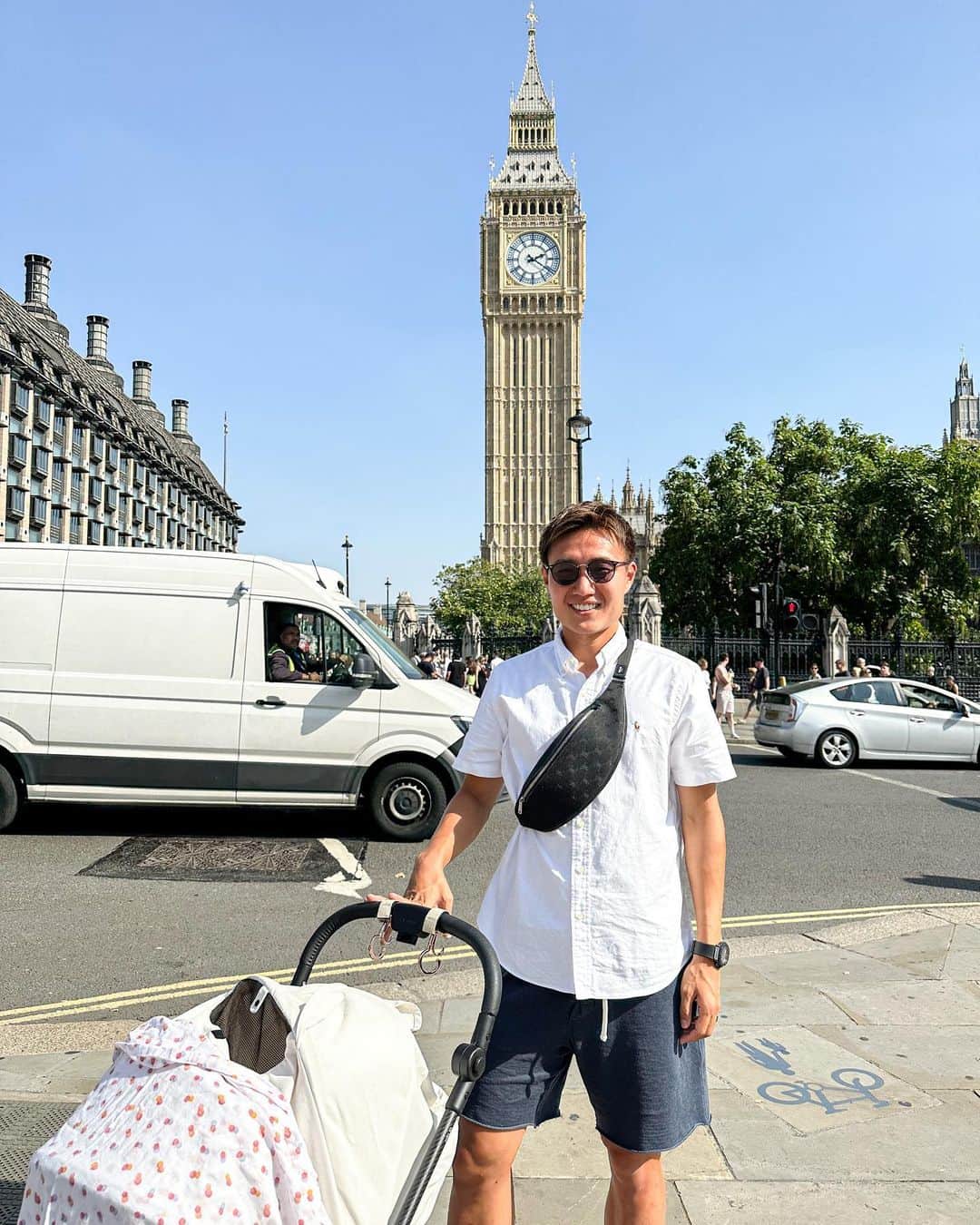 三竿健斗のインスタグラム：「ベビーカー係の夏終わり。  See you Summer ☀️ 👋  #london #familytravel」