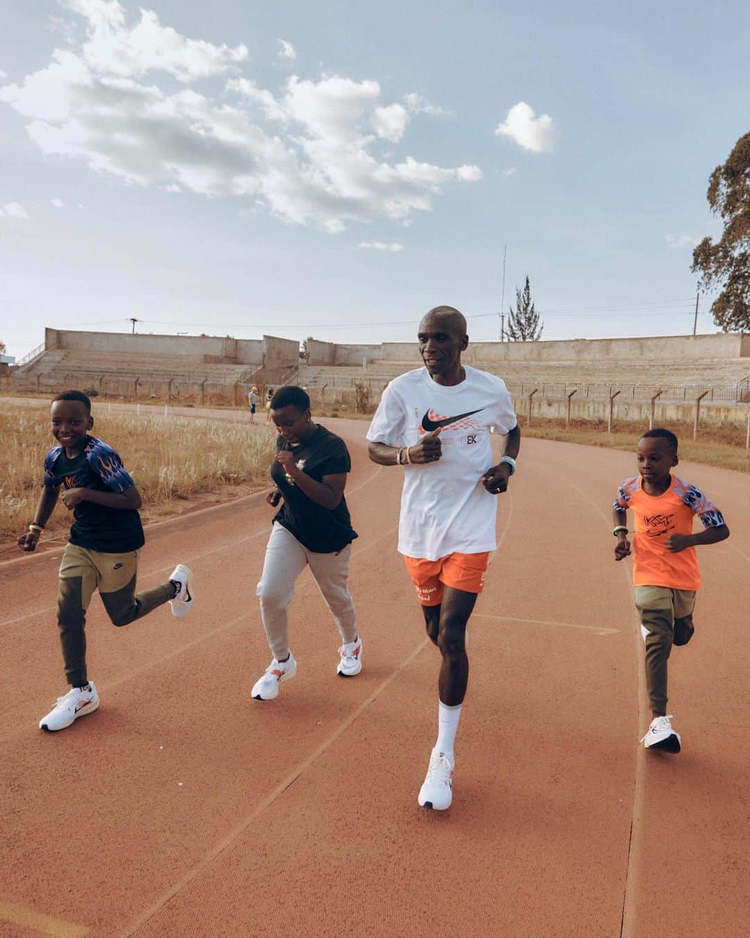 NIKEさんのインスタグラム写真 - (NIKEInstagram)「From his very first world title to his latest victory in Berlin, the world’s greatest marathoner believes in one thing above all: That running is a force that can unite the world. 🌍  “This collection represents the work done together as a running family and community.” - @kipchogeeliud   For your next run, lace up with the EK Umoja Collection where every stride speaks unity. Tap to shop🇰🇪」9月26日 5時59分 - nike