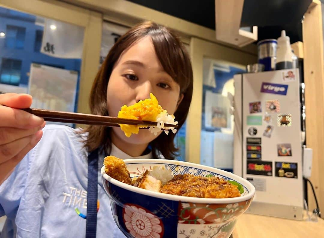 篠原梨菜のインスタグラム：「#早朝グルメ 東京・乃木坂駅近く #カツ丼は人を幸せにする　へ！ 平日朝6時まで営業です。 とじないカツ丼😋 カツとふんわり玉子、それぞれの食感を楽しめます！ 甘めのタレをかけたザクザク衣のカツ。お出汁が効いた玉子。それぞれご飯が進む！ 幸せになりました☺️ #朝5時の美味time #thetime_tbs #乃木坂グルメ #とじないカツ丼 #tbs」