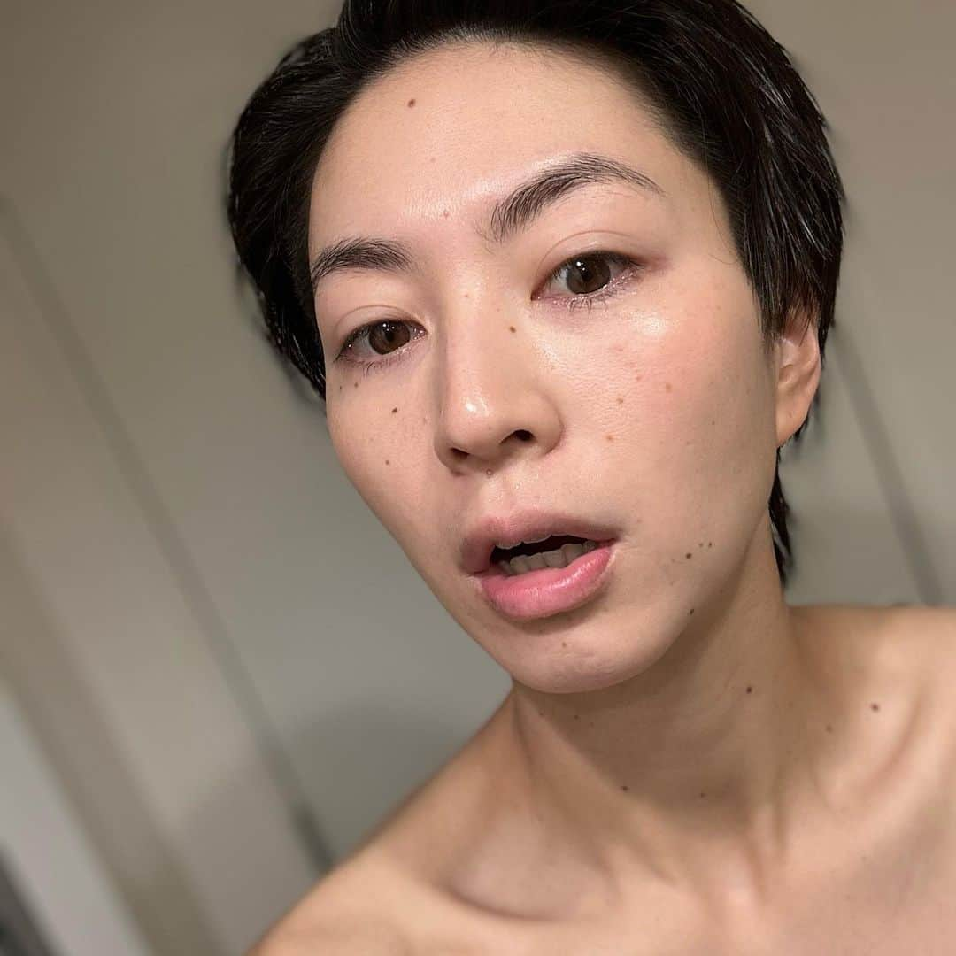 滝沢ななえさんのインスタグラム写真 - (滝沢ななえInstagram)「第6回・滝沢断食道場始まりました🔥 今回は滝沢・ハニさん含め総勢13名でファスティングしていきます。  少しずつですがファスティングに興味を持ち実際にやってみよう！と行動してくれる人が増えてきて嬉しいです。  引き続き皆さんが健康に意識をもっていけるような投稿をしていきたいと思います💪  今日はファスティング5日目の過ごし方をレポートです。  この投稿を見ていけばわざわざ滝沢断食道場に入部しなくてもファスティングができるようになると思います。  ファスティング中は ・ハーブクレンズ(酵素ドリンク) ・マグマソルト ・梅干し これらを飲んだり食べたりしながら過ごしていきます。  酵素ドリンクと塩分だけだなんてお腹空いちゃいそうでムリ…。と思う方もいるかもしれないですが参加者のほとんどの方が  空腹を感じずにすごせてます！ 少し空腹を感じましたがハーブクレンズを飲んだら空腹感も落ち着きました！  という報告をくれています。 「空腹の仕組み」を分かっていれば空腹なんぞ怖くありません✌️  この日で5日間のファスティングも終了！初めてファスティングする方はお申込み時はできるか不安なので3日間コースで…と言うのですがいざファスティングすると「このまま5日間もできちゃいそうです！」って言う方が多いのです🫢✨  それくらいファスティング中は苦しくなく生活できるんです、むしろ毎朝目覚めも良くて身体が軽くて頭も冴えるし快適に過ごせるんです。  滝沢個人的にはファスティングの「目に見えやすい効果」としてはやっぱり肌がきキレイになるな〜というところ。  血液の浄化が行われ、毛細血管までキレイな血がいくと肌もキレイになりますね。化粧水つけていていつもより肌がつるっとすべっとしていて少しだけテンションがあがります。笑  画像は朝シャワーして化粧水とか何もつけないで写真を撮ったもの。肌がピカっとしてきてるなって実感するのです。  ちなみに加工はしてない。もちろんシャワールームの電気はついてるけど。  加工してないからよーく見ると毛穴見えるから、拡大してよーくは見ないでね。笑  あとは身体の余分なものが抜けていつもよりパキッと感が出るのも好きです。  本来 ・アンチエイジング ・デトックス ・オートファジー(細胞の大掃除)の促進 ・脂質代謝促進 ・腸をキレイにする ・小胞体(タンパク質の製造工場)ストレスの改善  などなど、ファスティングには色々な効果があると言われています。  でもですね、しっかり準備をしなかったりやり方を間違えると…  なんだよ。ファスティングってただキツイだけじゃん。結局ファスティング後に暴食しちゃったし意味ないとかなってしまうんです。  ちゃんとしたやり方を知らないだけなのに、なんだか勝手に嫌われてフラれた気分ですよね(笑)  自己流でなんなく食べないで過ごすんでしょっていう感じで始めないでほしいと思います。1回でも良いから専門家のもとで行って失敗しないやり方を学んでくださいね。  これも「自己投資」だと思うので！  それではあと少し、第6回・滝沢断食道場のレポートにお付き合いください🙇‍♂️  #滝沢断食道場 #タキファス #ファスティング #ダイエット #アンチエイジング #デトックス」9月26日 6時06分 - nanaetakizawa