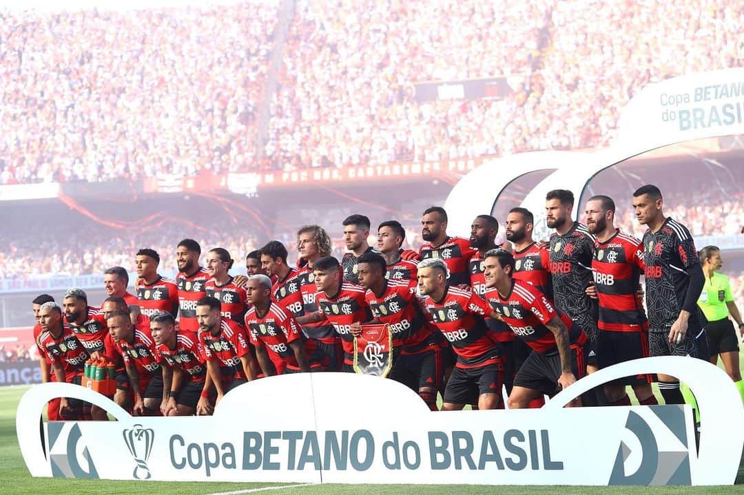 フィリペ・ルイスのインスタグラム：「Momento difícil, MUITO DIFÍCIL.  A dor no coração que sinto hoje, ou melhor, sentimos hoje, é irreparável. Falhamos, não conseguimos conquistar o título.  Enfrentamos uma grande equipe, que merecidamente conquistou esse troféu tão sonhado.  Justos vencedores. Parabéns ao São Paulo Futebol Clube.  Sim, por mais que aqui no Brasil, julga-se demonstrar fraqueza ao parabenizar o campeão, eu faço, porque a grandeza do Flamengo não se demonstra somente no número de torcedores, nem no número de títulos conquistados, se demonstra também, nas atitudes, nos gestos, principalmente nos momentos mais difíceis, na derrota.  Sabem porquê? Porque o Flamengo estará em outras finais em 2024, ou em 2025, ou em 2026, é um clube que está na disputa por títulos, e isso não é fácil.  Ganhará muitas, perderá outras, jogadores irão, treinadores passarão, dirigentes também, o que fica é o nosso amor pelo clube, pelo escudo tão lindo que temos e o legado que deixamos pros nossos filhos e netos. E eu quero que meu filho saiba que ele torce para um time campeão, e que tem valores, e que torcer para o Flamengo, o faça ser uma pessoa melhor.   Sei que decepcionamos milhões de torcedores que nos apoiaram em toda essa caminhada, nosso ano foi decepcionante, estamos jogando de forma muito irregular e a nação não se identifica com a equipe, se irrita com a forma que o time está se comportando, e a sensação é que tudo só piora.  Nós também sentimos isso. Nós queremos mudar isso.  As palavras sobram, sempre penso que as mensagens para o torcedor se passam no campo.  Mas queria dizer isso porque eu confio a minha vida nos meus companheiros. Eu vi cada jogador desse plantel render no seu máximo, eu sei do que eles são capazes. Está dentro de nós.   O único caminho é trabalhar muito, dar tudo pro futebol, pelo Flamengo, e tentar recuperar o carinho dos torcedores para que possamos acabar o ano com dignidade. Que a torcida se sinta identificada com o time outra vez, e que o Flamengo volte a ser imbatível.  Eu te amo Flamengo. Sempre te amarei.   Filipe Luís」