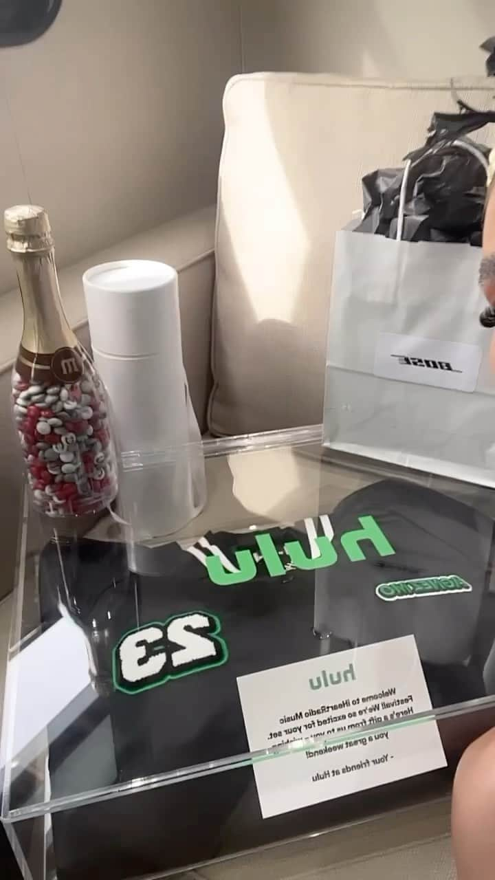 アグネス・モニカのインスタグラム：「Some backstage moments 🤍🤍 thanks for the gifts @hulu @iheartfestival   #AGNEZMO #iheartfestival2023」