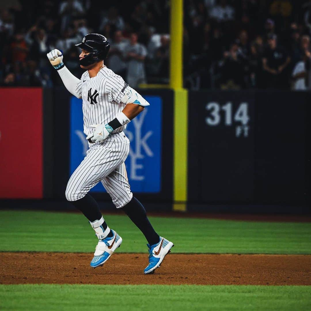 ニューヨーク・ヤンキースさんのインスタグラム写真 - (ニューヨーク・ヤンキースInstagram)「O Captain! My Captain!  @thejudge44 has been named American League Player of the Week! 👨‍⚖️」9月26日 6時25分 - yankees