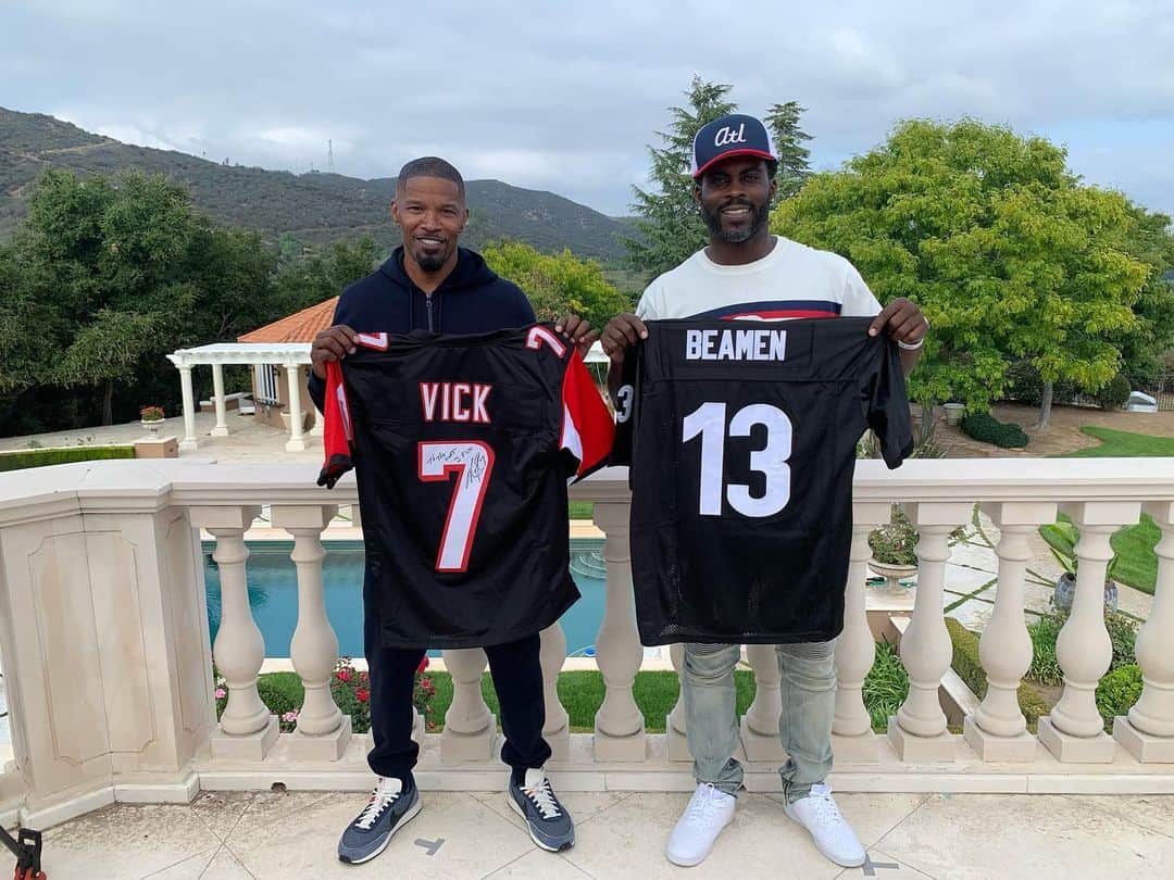 ジェイミー・フォックスのインスタグラム：「From a one QB to the next! My name is … big tings comin from this moment @mikevick legend #williebeaman」