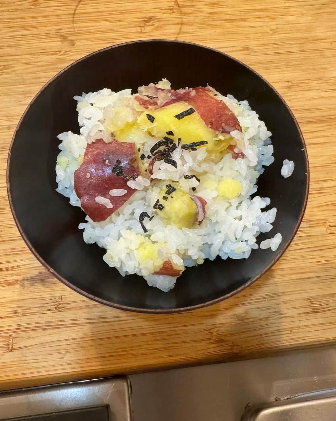 木村祐一さんのインスタグラム写真 - (木村祐一Instagram)「さつまいもごはんですぅ~。米2合にその分量の水､白だし小さじ2入れたら炊きます。仕上げにバター、器に盛って塩昆布を刻んで乗せました｡コレと一緒に芋煮~｡芋煮は後ほどUPします｡ #いつぞやの #さつまいもごはん #白だし #バター #塩昆布 #子たち大喜び #かーちゃん絶賛 #かーちゃんとは妻」9月26日 6時34分 - kimkimni