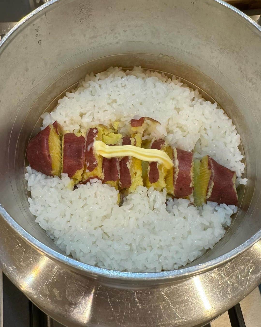 木村祐一さんのインスタグラム写真 - (木村祐一Instagram)「さつまいもごはんですぅ~。米2合にその分量の水､白だし小さじ2入れたら炊きます。仕上げにバター、器に盛って塩昆布を刻んで乗せました｡コレと一緒に芋煮~｡芋煮は後ほどUPします｡ #いつぞやの #さつまいもごはん #白だし #バター #塩昆布 #子たち大喜び #かーちゃん絶賛 #かーちゃんとは妻」9月26日 6時34分 - kimkimni