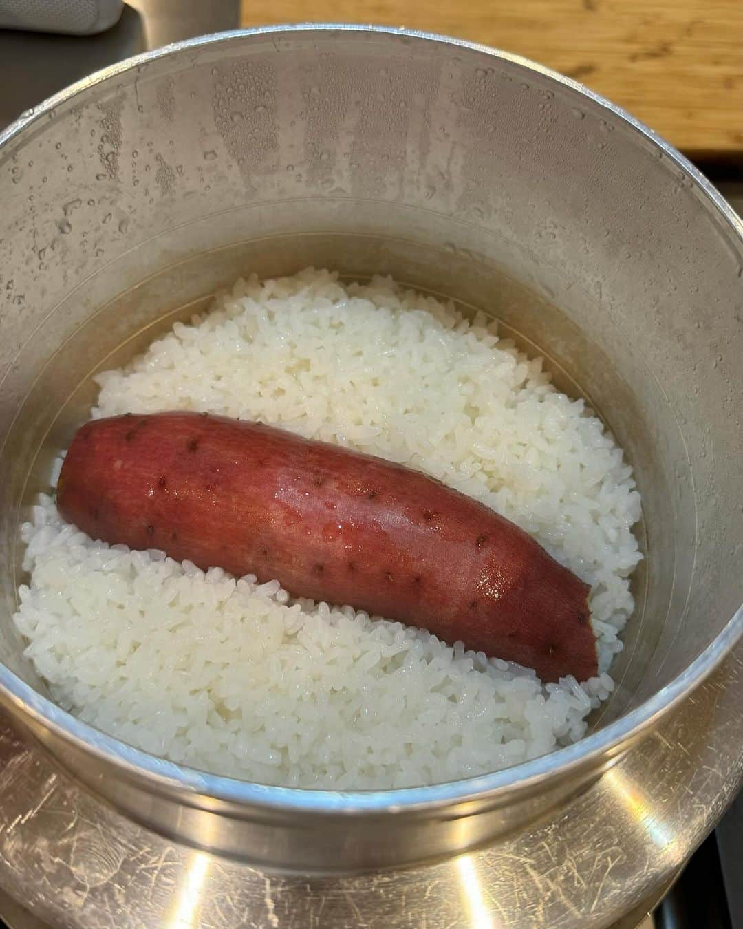 木村祐一さんのインスタグラム写真 - (木村祐一Instagram)「さつまいもごはんですぅ~。米2合にその分量の水､白だし小さじ2入れたら炊きます。仕上げにバター、器に盛って塩昆布を刻んで乗せました｡コレと一緒に芋煮~｡芋煮は後ほどUPします｡ #いつぞやの #さつまいもごはん #白だし #バター #塩昆布 #子たち大喜び #かーちゃん絶賛 #かーちゃんとは妻」9月26日 6時34分 - kimkimni