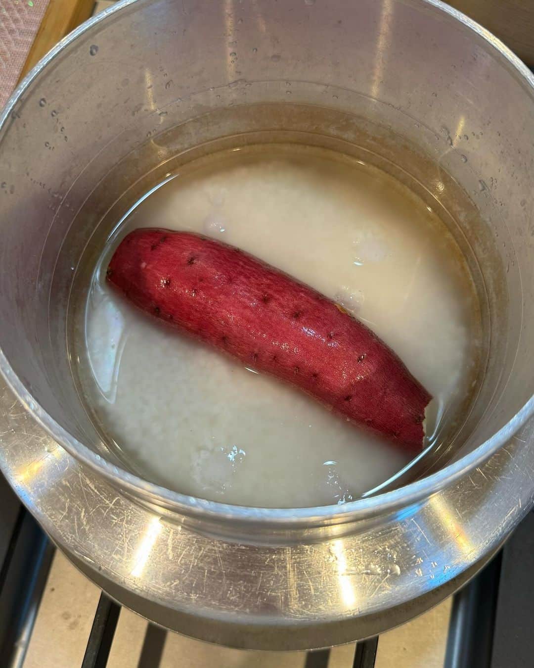 木村祐一さんのインスタグラム写真 - (木村祐一Instagram)「さつまいもごはんですぅ~。米2合にその分量の水､白だし小さじ2入れたら炊きます。仕上げにバター、器に盛って塩昆布を刻んで乗せました｡コレと一緒に芋煮~｡芋煮は後ほどUPします｡ #いつぞやの #さつまいもごはん #白だし #バター #塩昆布 #子たち大喜び #かーちゃん絶賛 #かーちゃんとは妻」9月26日 6時34分 - kimkimni