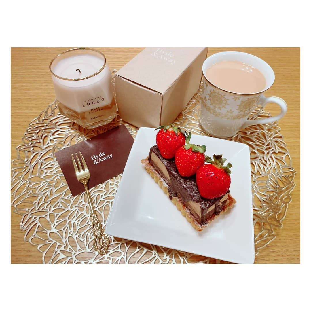 小河結香さんのインスタグラム写真 - (小河結香Instagram)「Hyde & Away 🥧🍫🍓  今日は特別な日だから贅沢したくて 仕事終わりにインスタで見つけた 高級フルーツタルト専門店行ってきた✨  京都の有名店が6月に名古屋にもOPENという事で 実は何の前情報も知らずにインスタちらっと見て 値段も営業時間もよく知らずに 写真だけで決めて恐る恐る店舗入った✋  お洒落なお店に店員さんも丁寧で 何よりとっても私好みのタルトでした💕  天使もご満悦でなかなかに重量級のタルトなのに 食後に普通に完食してた💨 最近お迎えした新しいぬい達と 片時も離れないので一緒に写ってるけど ポケセンでハガネールのぬい選ぶのは あなたぐらいでしょう🤣 ニャオハは私がオンクレで取りました👍  幸せなおうち時間🏠  #hydeandaway名古屋店 #フルーツタルト専門店 #映えスイーツ #おうち時間 #ゆんと天使の日常記録」9月26日 6時39分 - yun2world