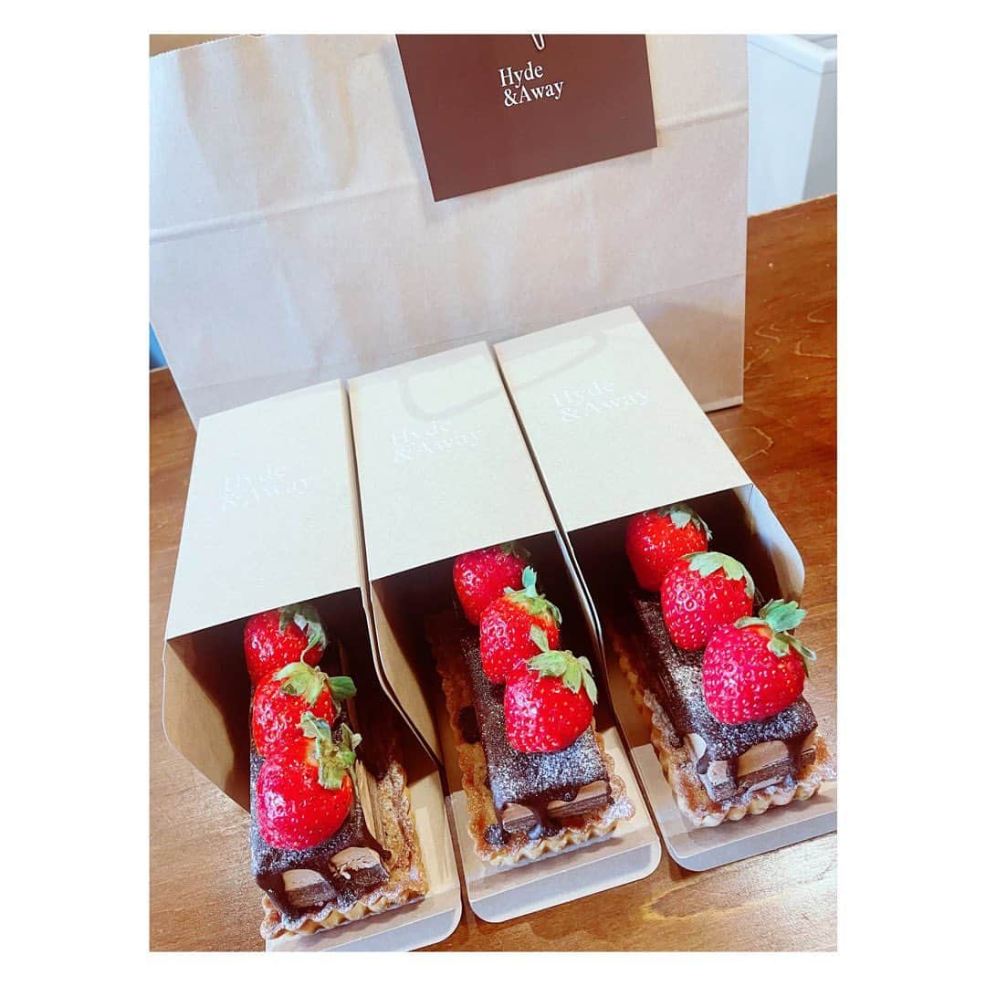 小河結香さんのインスタグラム写真 - (小河結香Instagram)「Hyde & Away 🥧🍫🍓  今日は特別な日だから贅沢したくて 仕事終わりにインスタで見つけた 高級フルーツタルト専門店行ってきた✨  京都の有名店が6月に名古屋にもOPENという事で 実は何の前情報も知らずにインスタちらっと見て 値段も営業時間もよく知らずに 写真だけで決めて恐る恐る店舗入った✋  お洒落なお店に店員さんも丁寧で 何よりとっても私好みのタルトでした💕  天使もご満悦でなかなかに重量級のタルトなのに 食後に普通に完食してた💨 最近お迎えした新しいぬい達と 片時も離れないので一緒に写ってるけど ポケセンでハガネールのぬい選ぶのは あなたぐらいでしょう🤣 ニャオハは私がオンクレで取りました👍  幸せなおうち時間🏠  #hydeandaway名古屋店 #フルーツタルト専門店 #映えスイーツ #おうち時間 #ゆんと天使の日常記録」9月26日 6時39分 - yun2world