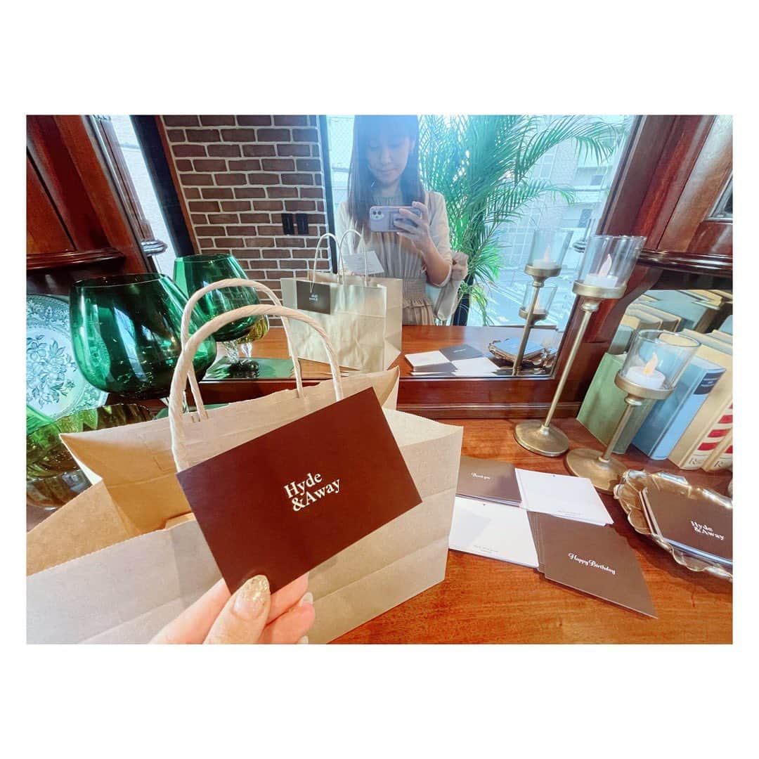 小河結香さんのインスタグラム写真 - (小河結香Instagram)「Hyde & Away 🥧🍫🍓  今日は特別な日だから贅沢したくて 仕事終わりにインスタで見つけた 高級フルーツタルト専門店行ってきた✨  京都の有名店が6月に名古屋にもOPENという事で 実は何の前情報も知らずにインスタちらっと見て 値段も営業時間もよく知らずに 写真だけで決めて恐る恐る店舗入った✋  お洒落なお店に店員さんも丁寧で 何よりとっても私好みのタルトでした💕  天使もご満悦でなかなかに重量級のタルトなのに 食後に普通に完食してた💨 最近お迎えした新しいぬい達と 片時も離れないので一緒に写ってるけど ポケセンでハガネールのぬい選ぶのは あなたぐらいでしょう🤣 ニャオハは私がオンクレで取りました👍  幸せなおうち時間🏠  #hydeandaway名古屋店 #フルーツタルト専門店 #映えスイーツ #おうち時間 #ゆんと天使の日常記録」9月26日 6時39分 - yun2world