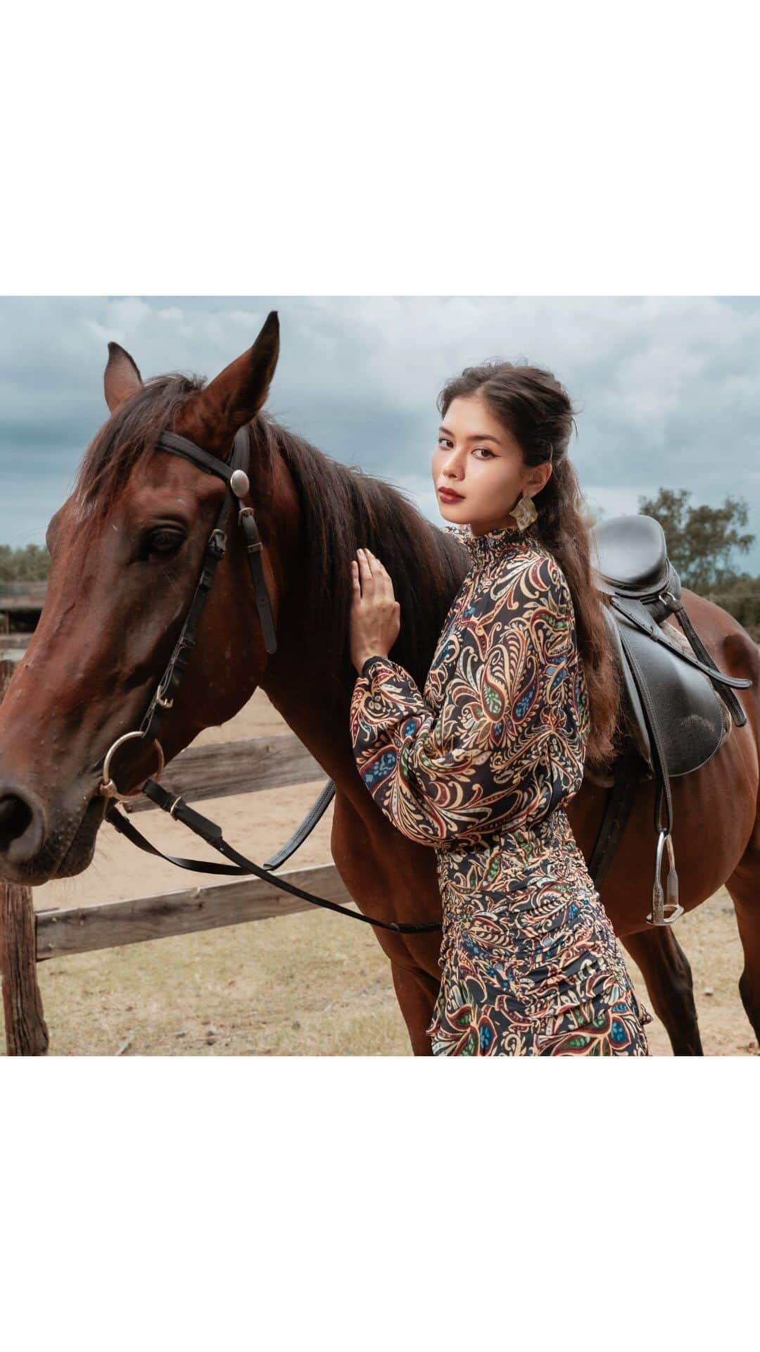 ユミキムのインスタグラム：「Embracing the autumn vibes. #TeyonaDress  #fallprint #fallcollection #paisleyprint」