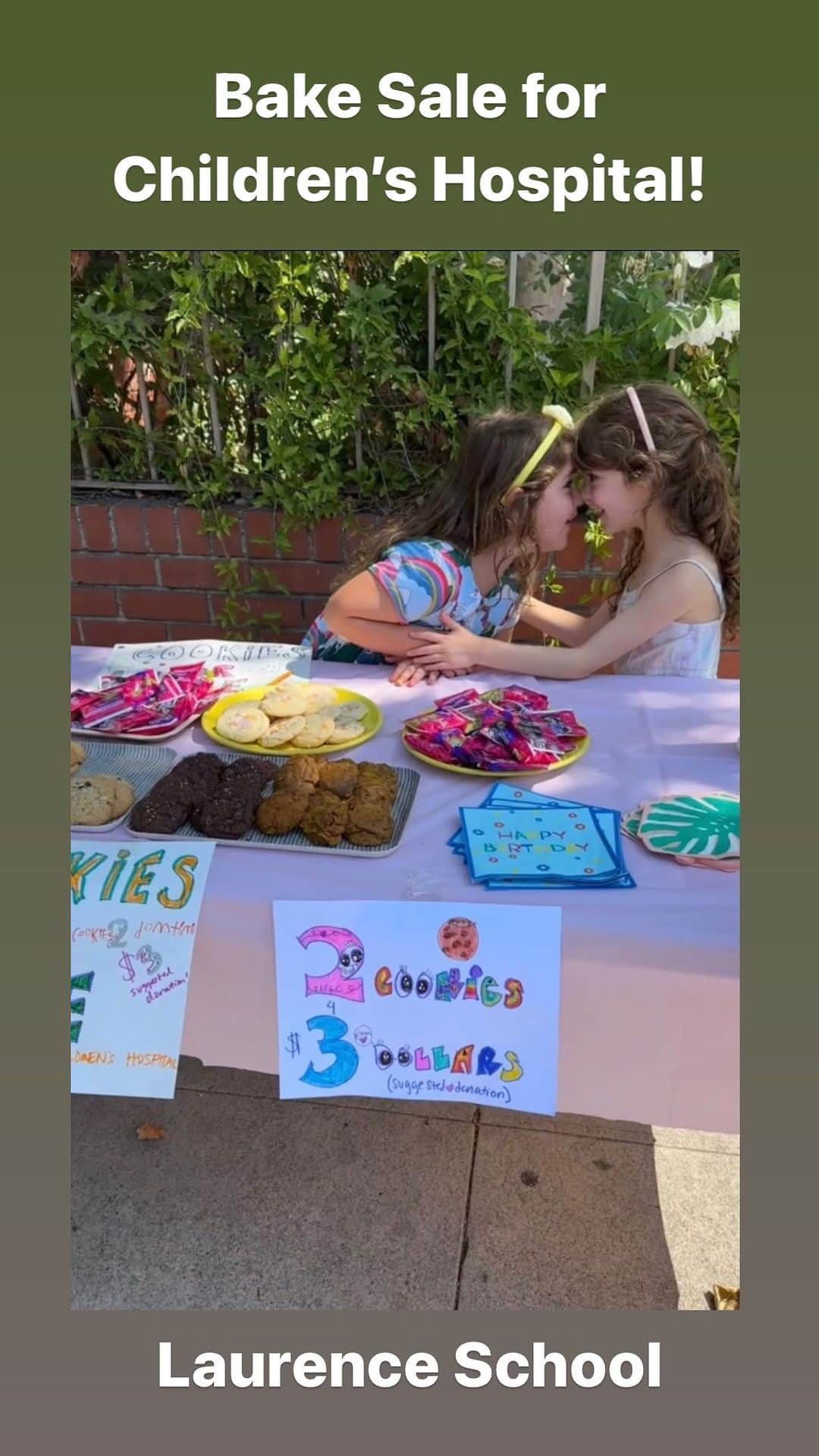ジャッキー・セイデンのインスタグラム：「So proud of our girls for raising money for @childrensla on behalf of @laurencelightning! Thank you @angeliquecabral for leading the charge! So grateful for you and sweet Addie 💞 And @michellehelyn and @benmfeldman for the amazing cookies!!!」