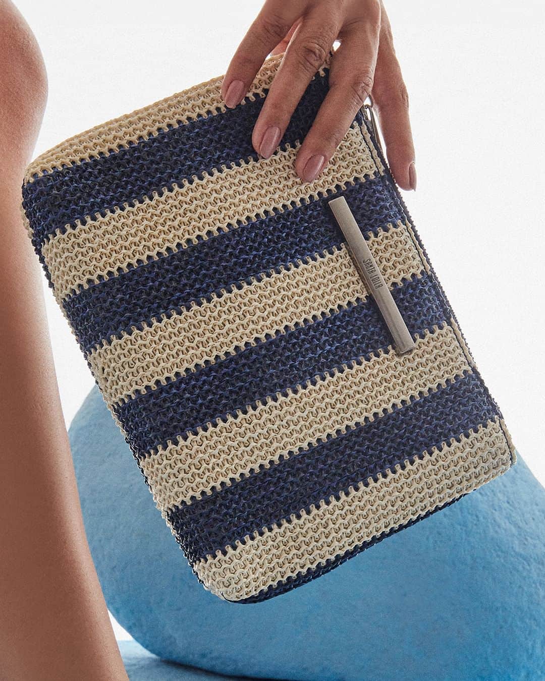Santa Lollaのインスタグラム：「A clutch dos sonhos existe e é SL! Com um estilo democrático e cool, a nova construção em tramados naturais chega para dar aquele UP nas produções do dia a dia. No estilo 2 em 1, ela pode ser usada tanto da forma tradicional, como numa proposta mais fashionista com a alça tiracolo. Qual mood você prefere? [ 0470.38BC.02CE.018D | R$129,90 ] #santalolla #santalollaverao24」