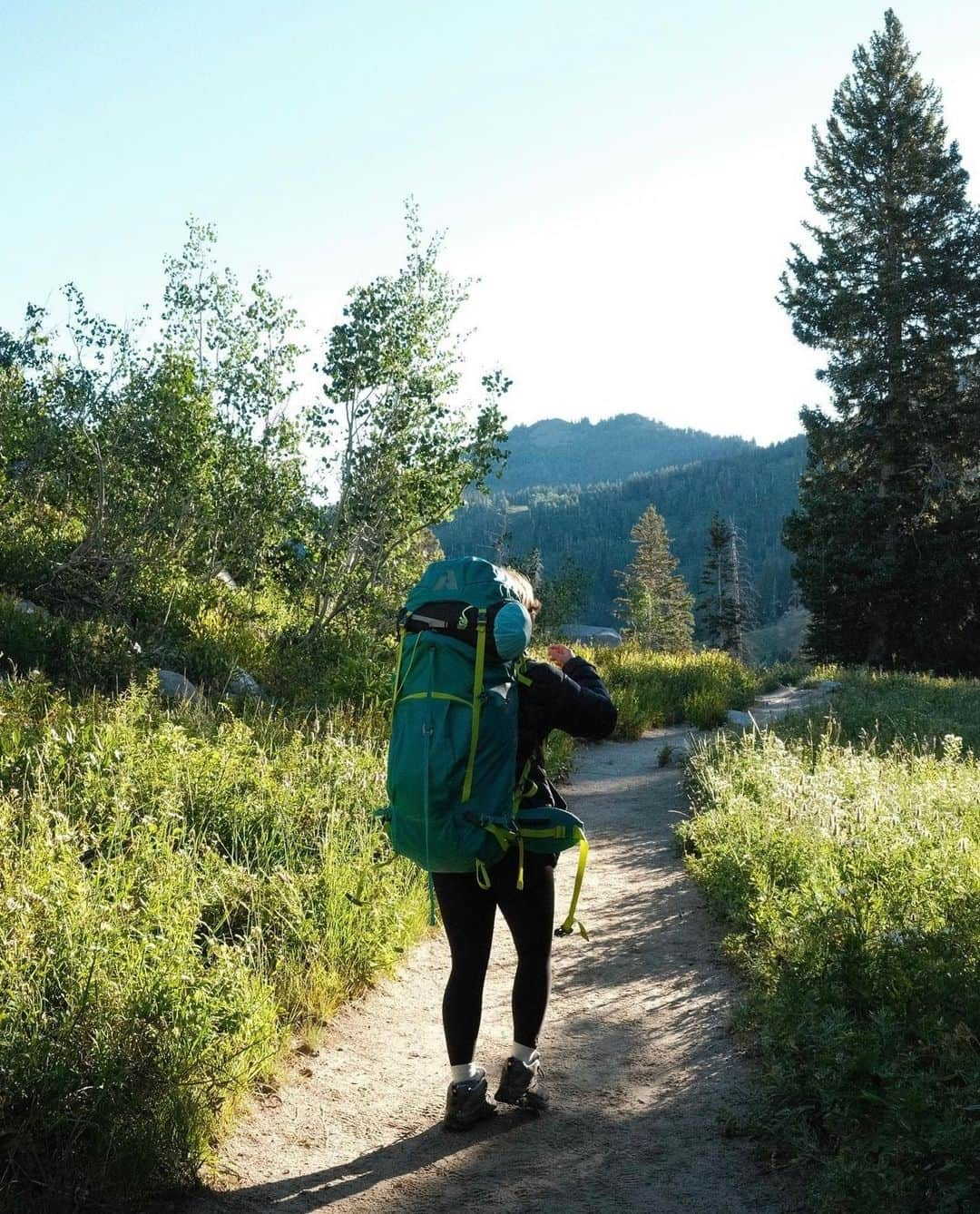 エディー・バウアーさんのインスタグラム写真 - (エディー・バウアーInstagram)「Backpacking shouldn’t be back breaking. Designed with ergonomic, padded shoulder straps and removable hip pads, the Terrain 55 Pack will keep you adventuring in comfort. ⁠ ⁠ 📸: @apkipps」9月26日 7時00分 - eddiebauer