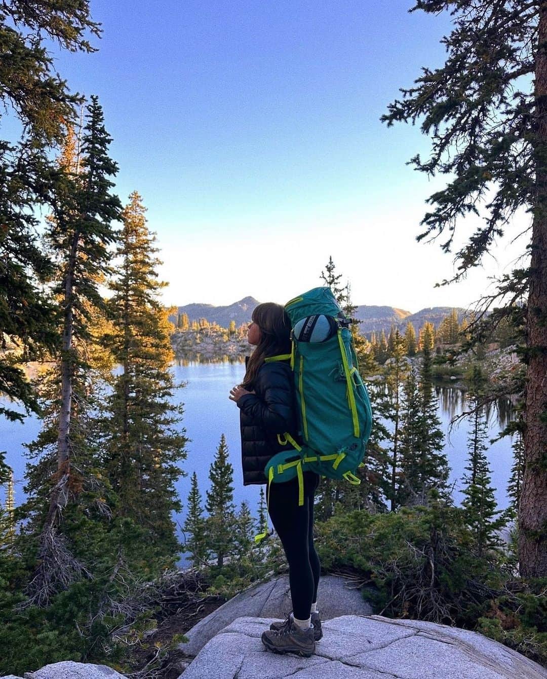 エディー・バウアーのインスタグラム：「Backpacking shouldn’t be back breaking. Designed with ergonomic, padded shoulder straps and removable hip pads, the Terrain 55 Pack will keep you adventuring in comfort. ⁠ ⁠ 📸: @apkipps」