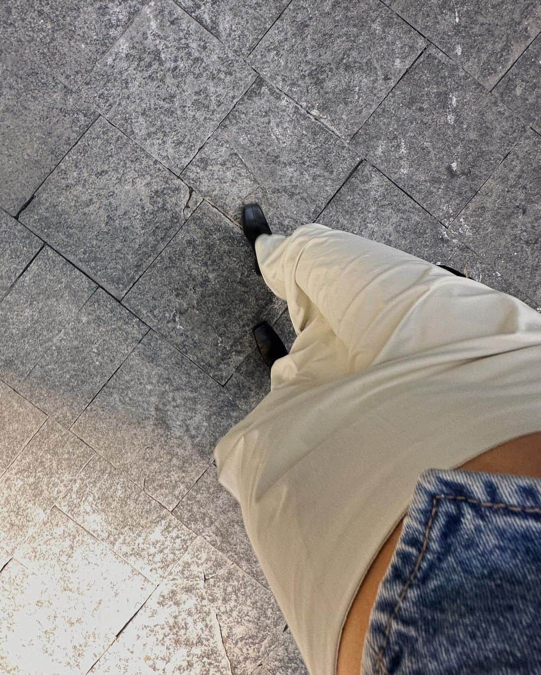 クレア・マーシャルさんのインスタグラム写真 - (クレア・マーシャルInstagram)「that girl 🤳 —— vest: @mango  skirt: thrifted boots: @alohas  bag: @anthropologie  chains: various flea market finds sunnies: @gentlemonster」9月26日 7時10分 - heyclaire