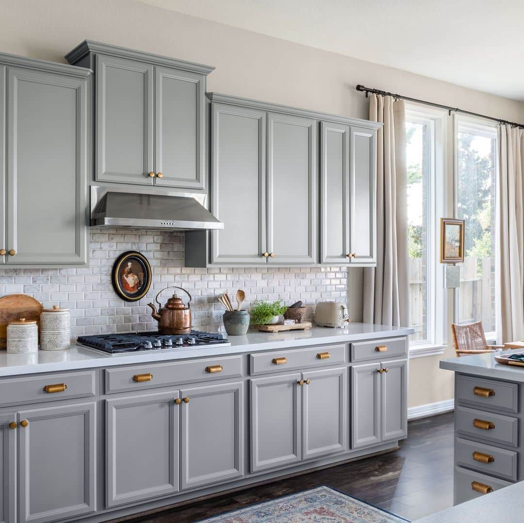 HGTVのインスタグラム：「What's the best paint color for kitchens? Tell us 👇⁠ ⁠ From modern desert clay to light pink and everything in between, swipe through ➡️ for a few of our favorite color picks that will transform your kitchen.⁠ ⁠ Head to the 👉 link in bio for more kitchen paint color ideas. #HGTVDesign⁠ ⁠ 📸: @lisaromerein, @jaredkuziaphoto, @tomasespinozaphotography, @jeffherrphoto, @rusticwhiteinteriors (Photo 5 + 6)⁠」