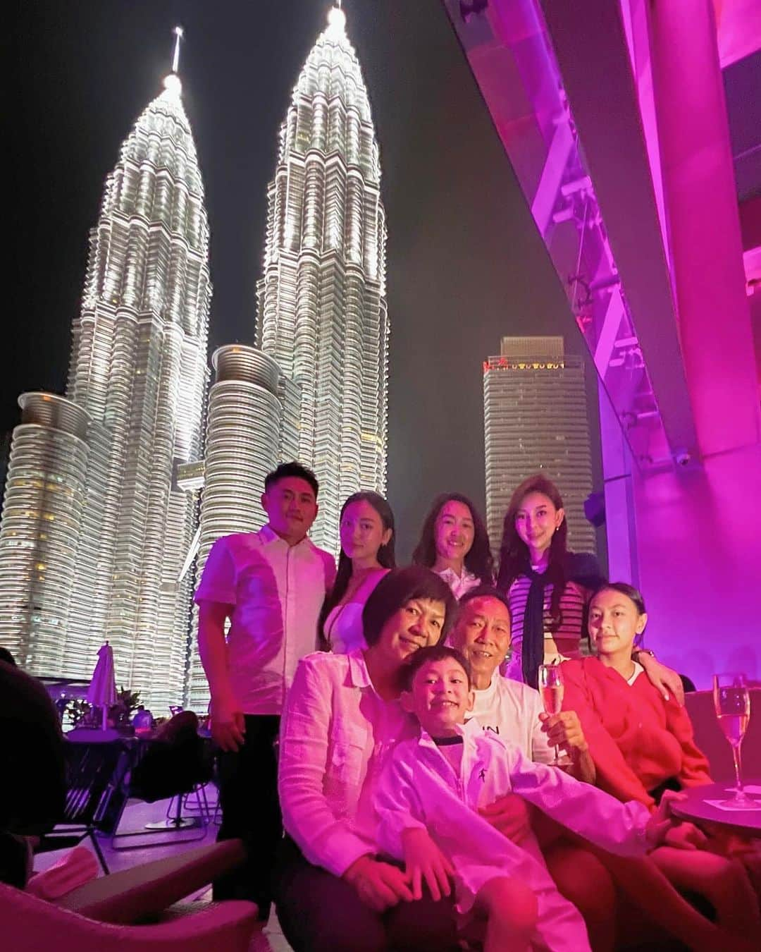 ケリー・タンさんのインスタグラム写真 - (ケリー・タンInstagram)「Snuck in some family time before flying back to 🇺🇸 Feeling recharge for the last stretch of the season 💪  • • • #TanFamily #Malaysia #KL #PetronasTwinTower #WHotel #WetDeck #FamilyTime #KtWeekOff」9月26日 7時20分 - kellytan33