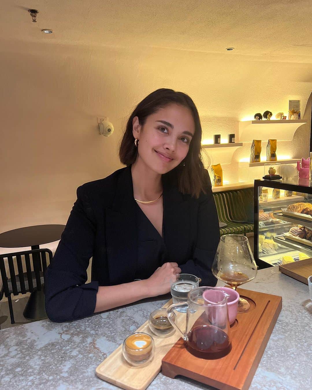 ミーガン・ヤングのインスタグラム：「New hair hu dis?! I decided that right after our taping for Royal Blood, I was gonna cut my hair 🖤 this is me, officially signing off from being Diana Royales - dahil napaka bigat ng pinagdaan kong mga emosyon by being this character. She’s a quiet one pero madami siyang sikretong tinatago - very “her hair is so big, it’s full of secrets” ang peg 🤣 goodbye Diana, and hello to a new Megan 😍 side note, I had too much coffee before going to our Royal Blood cast party 😱☕️」