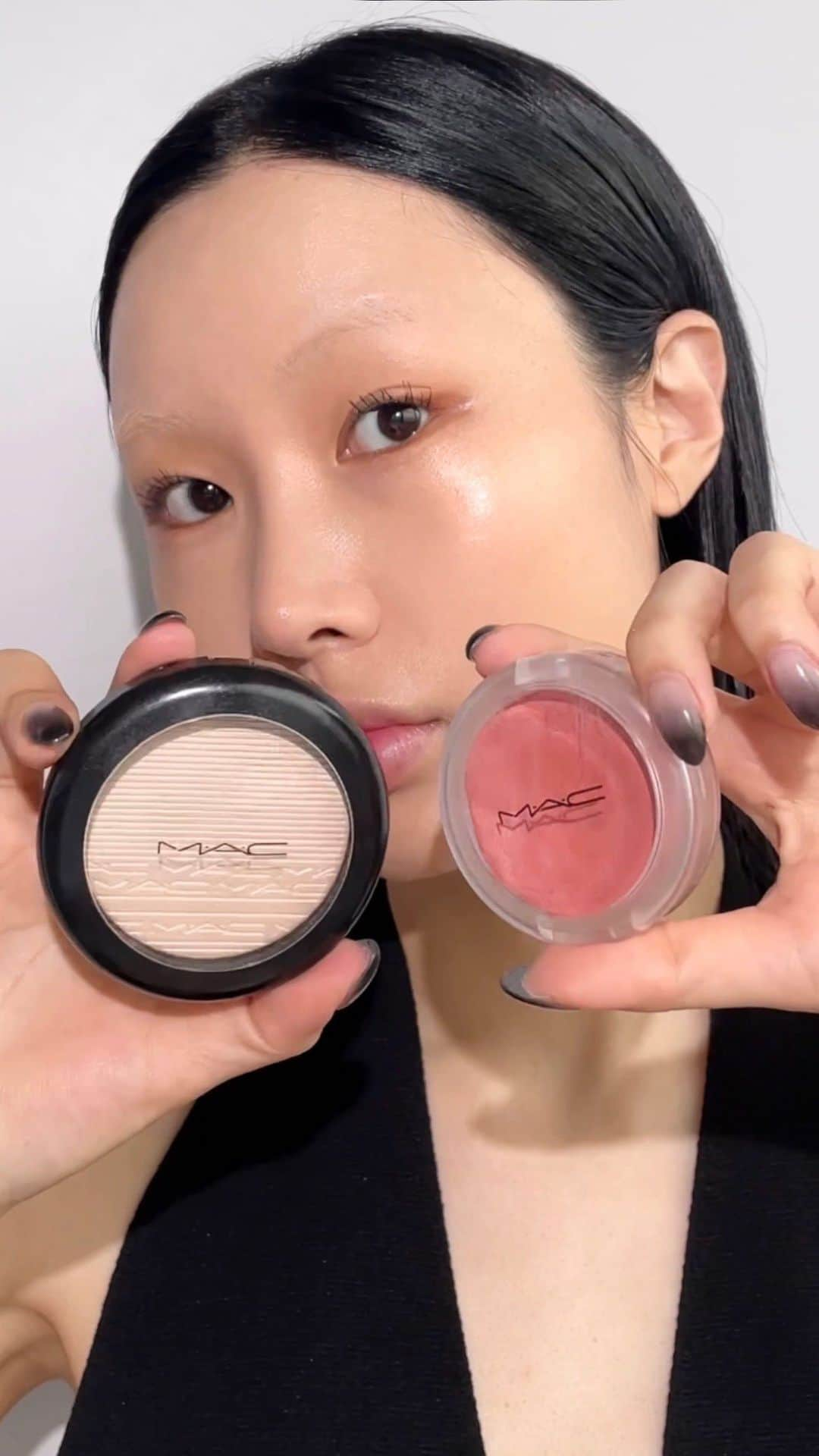 福長優のインスタグラム：「Clean Girl Makeup look for fall with #MACTrend 🪽🤍  Used Product  ✨Studio Radiance Serum-Powered™ Foundation *N12 ✨Hyper Real Serumizer™ Skin Balancing Hydration Serum ✨Glow Play Blush in Grand  ✨Squirt Plumping Gloss Stick in Hazard  #EVERYDAYGLOW #CleanGirlAesthetic  #맥 #맥소속직원 #세럼광파데 @MACCOSMETICS  @MACCOSMETICSKOREA」