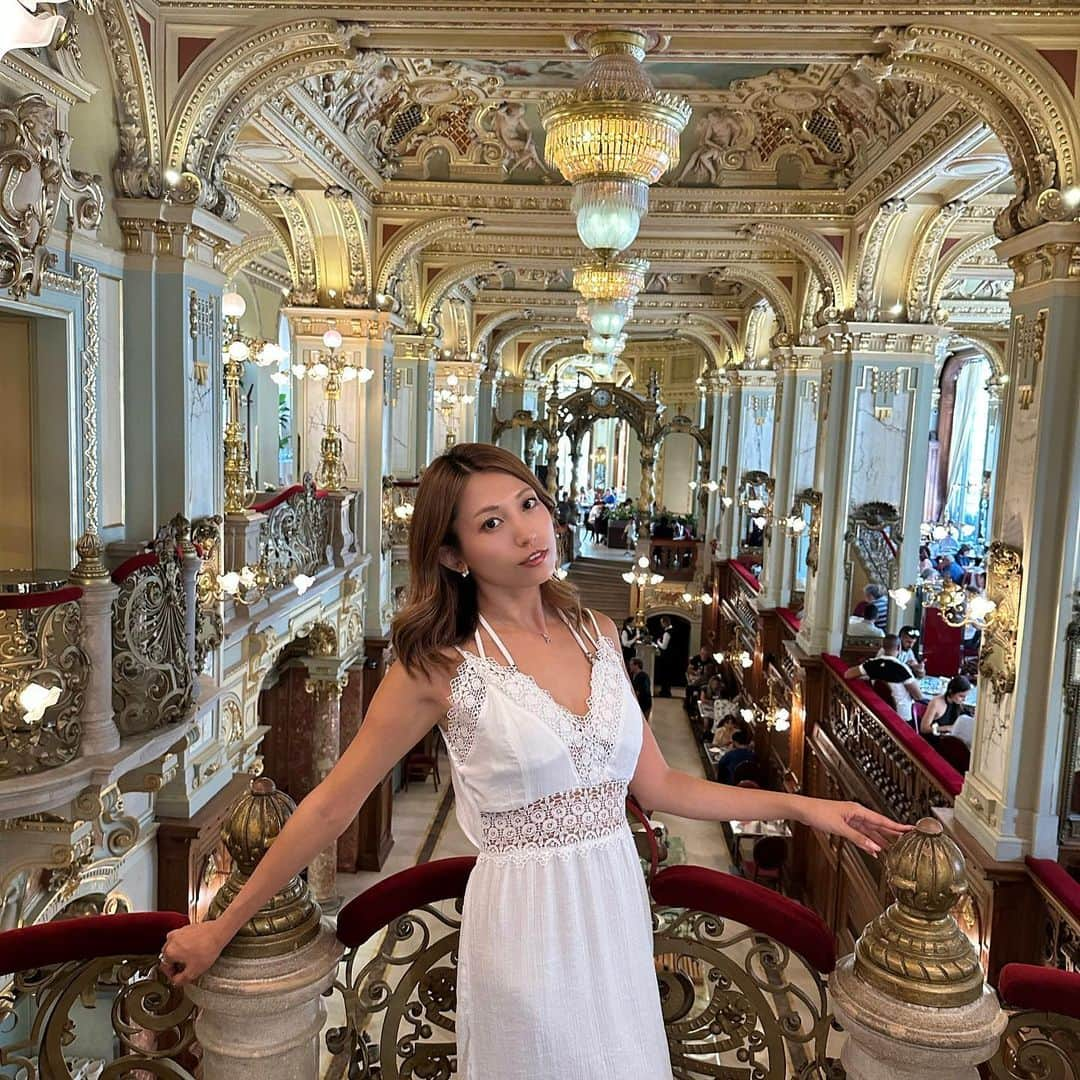 市原彩花のインスタグラム：「One of the most beautiful cafes in the world @newyork_cafe_budapest ☕️  ハンガリーの首都、ブダペストにあるNew York Cafe☕️ 世界で最も美しいカフェとも言われるだけあって、まるで宮殿のよう✨ 生演奏もあってとっても素敵な時間でした☺️  昼は予約不可だけど、広いので日曜日でも10分くらいしか並ばなかったよ🕊️ コーヒーのみの利用も出来て気軽に行ける☺️ ラフな格好の人も多いよ☕️  #nycafe#newyorkcafebudapest#newyorkcafe#ニューヨークカフェ#cafe#cafehopping#カフェ#カフェ巡り#ハンガリー#Hungary#ブダペスト#Budapest#ハンガリー旅行#ヨーロッパ旅行#ヨーロッパ観光#ヨーロッパ#hungarytravel#hungary_gram#hungarytrip#europe#europetravel#europetrip #あーちゃんハンガリー」