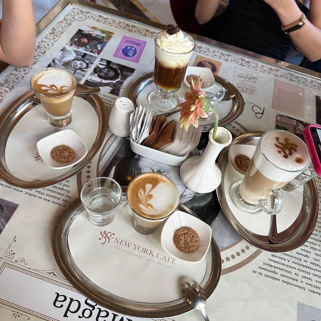 市原彩花さんのインスタグラム写真 - (市原彩花Instagram)「One of the most beautiful cafes in the world @newyork_cafe_budapest ☕️  ハンガリーの首都、ブダペストにあるNew York Cafe☕️ 世界で最も美しいカフェとも言われるだけあって、まるで宮殿のよう✨ 生演奏もあってとっても素敵な時間でした☺️  昼は予約不可だけど、広いので日曜日でも10分くらいしか並ばなかったよ🕊️ コーヒーのみの利用も出来て気軽に行ける☺️ ラフな格好の人も多いよ☕️  #nycafe#newyorkcafebudapest#newyorkcafe#ニューヨークカフェ#cafe#cafehopping#カフェ#カフェ巡り#ハンガリー#Hungary#ブダペスト#Budapest#ハンガリー旅行#ヨーロッパ旅行#ヨーロッパ観光#ヨーロッパ#hungarytravel#hungary_gram#hungarytrip#europe#europetravel#europetrip #あーちゃんハンガリー」9月26日 12時49分 - ayaka_ichihara