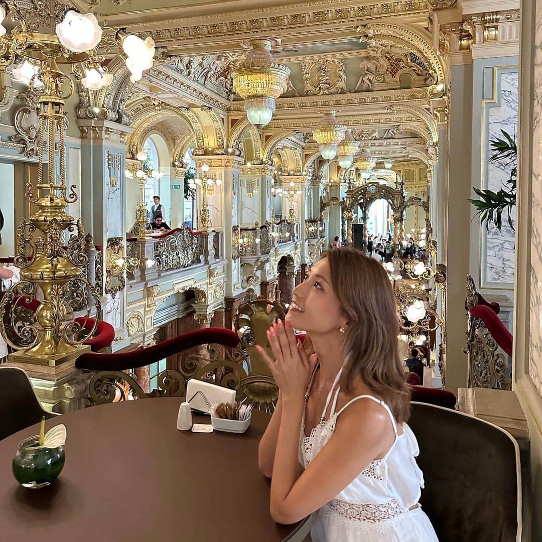 市原彩花さんのインスタグラム写真 - (市原彩花Instagram)「One of the most beautiful cafes in the world @newyork_cafe_budapest ☕️  ハンガリーの首都、ブダペストにあるNew York Cafe☕️ 世界で最も美しいカフェとも言われるだけあって、まるで宮殿のよう✨ 生演奏もあってとっても素敵な時間でした☺️  昼は予約不可だけど、広いので日曜日でも10分くらいしか並ばなかったよ🕊️ コーヒーのみの利用も出来て気軽に行ける☺️ ラフな格好の人も多いよ☕️  #nycafe#newyorkcafebudapest#newyorkcafe#ニューヨークカフェ#cafe#cafehopping#カフェ#カフェ巡り#ハンガリー#Hungary#ブダペスト#Budapest#ハンガリー旅行#ヨーロッパ旅行#ヨーロッパ観光#ヨーロッパ#hungarytravel#hungary_gram#hungarytrip#europe#europetravel#europetrip #あーちゃんハンガリー」9月26日 12時49分 - ayaka_ichihara