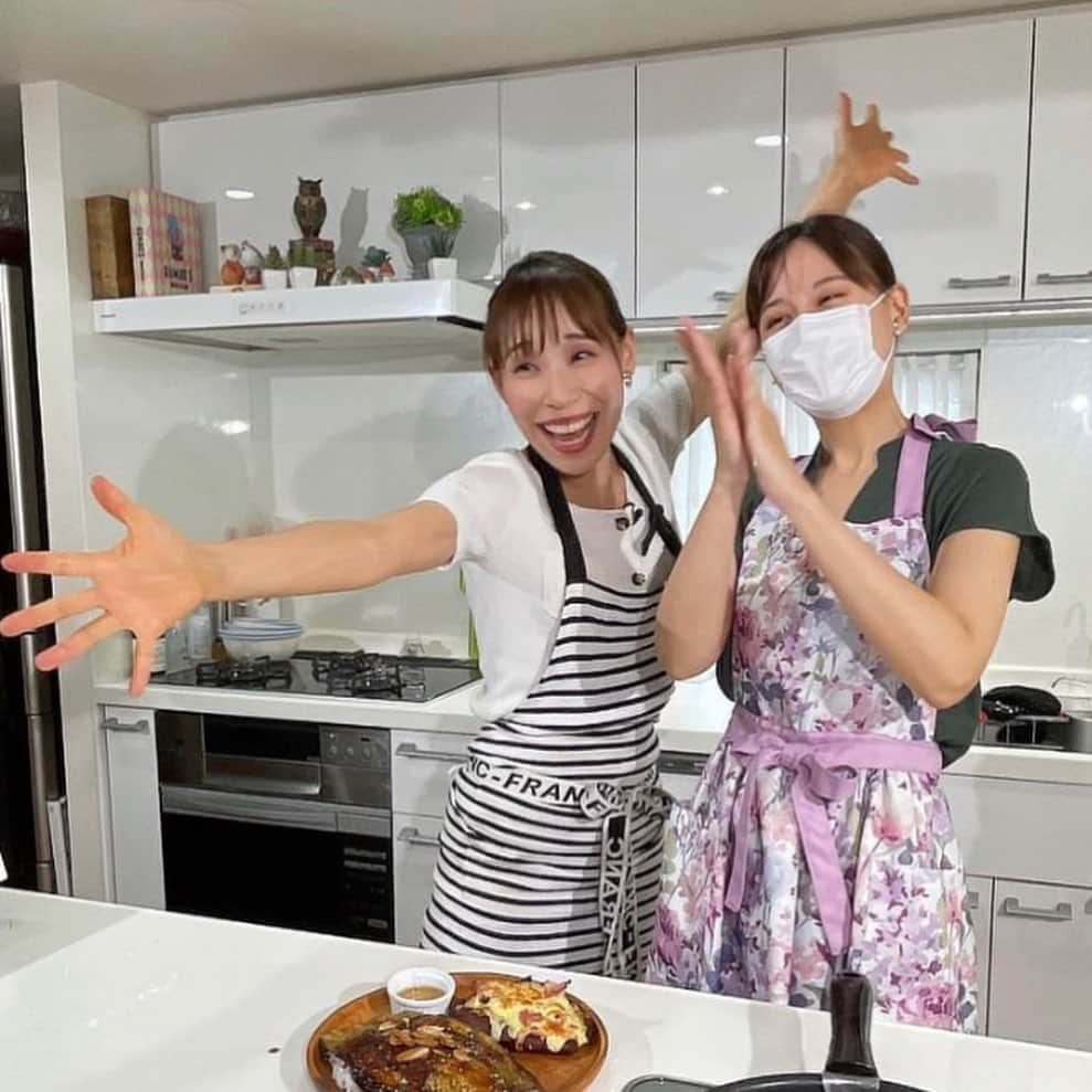 望木聡子さんのインスタグラム写真 - (望木聡子Instagram)「ぎゅっ！🤝 #みきママ さんとの #料理 ロケ🧡 きょうの #アップ で午後6:15頃から放送予定です。  #秋 の食材を使った豪快レシピ🍁 #ナス の #ステーキ は霜降り肉よりとろとろ！？ #焼き芋 アレンジは包丁要らずです🤤  #ワンプレート #背徳感 #茶色い食卓 #メーテレ #アナウンサー #メーロメロアンバサダー #望木聡子」9月26日 12時50分 - satoko_mochiki