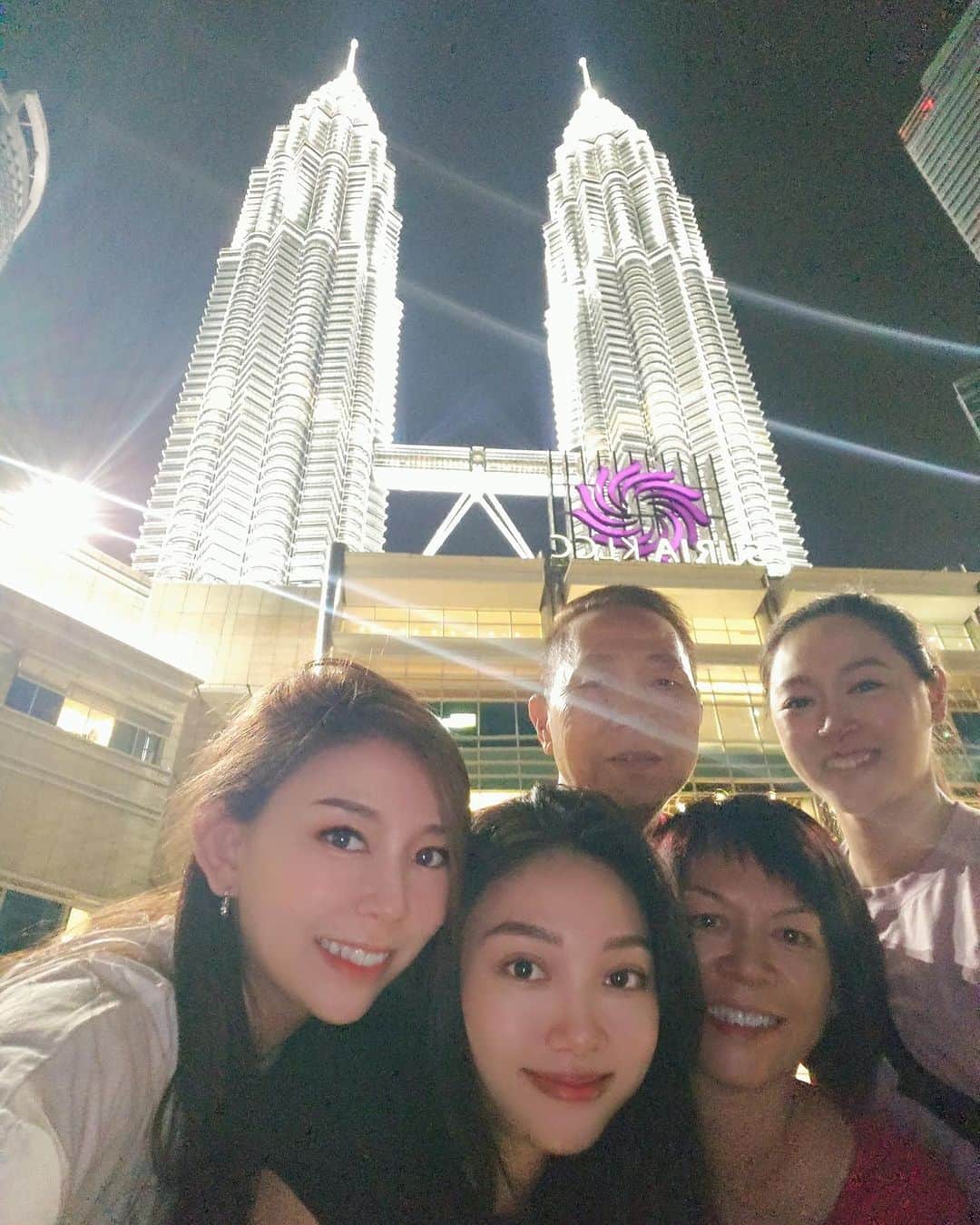 ケリー・タンのインスタグラム：「Snuck in some family time before flying back to 🇺🇸 Feeling recharge for the last stretch of the season 💪  • • • #TanFamily #Malaysia #KL #PetronasTwinTower #WHotel #WetDeck #FamilyTime #KtWeekOff」