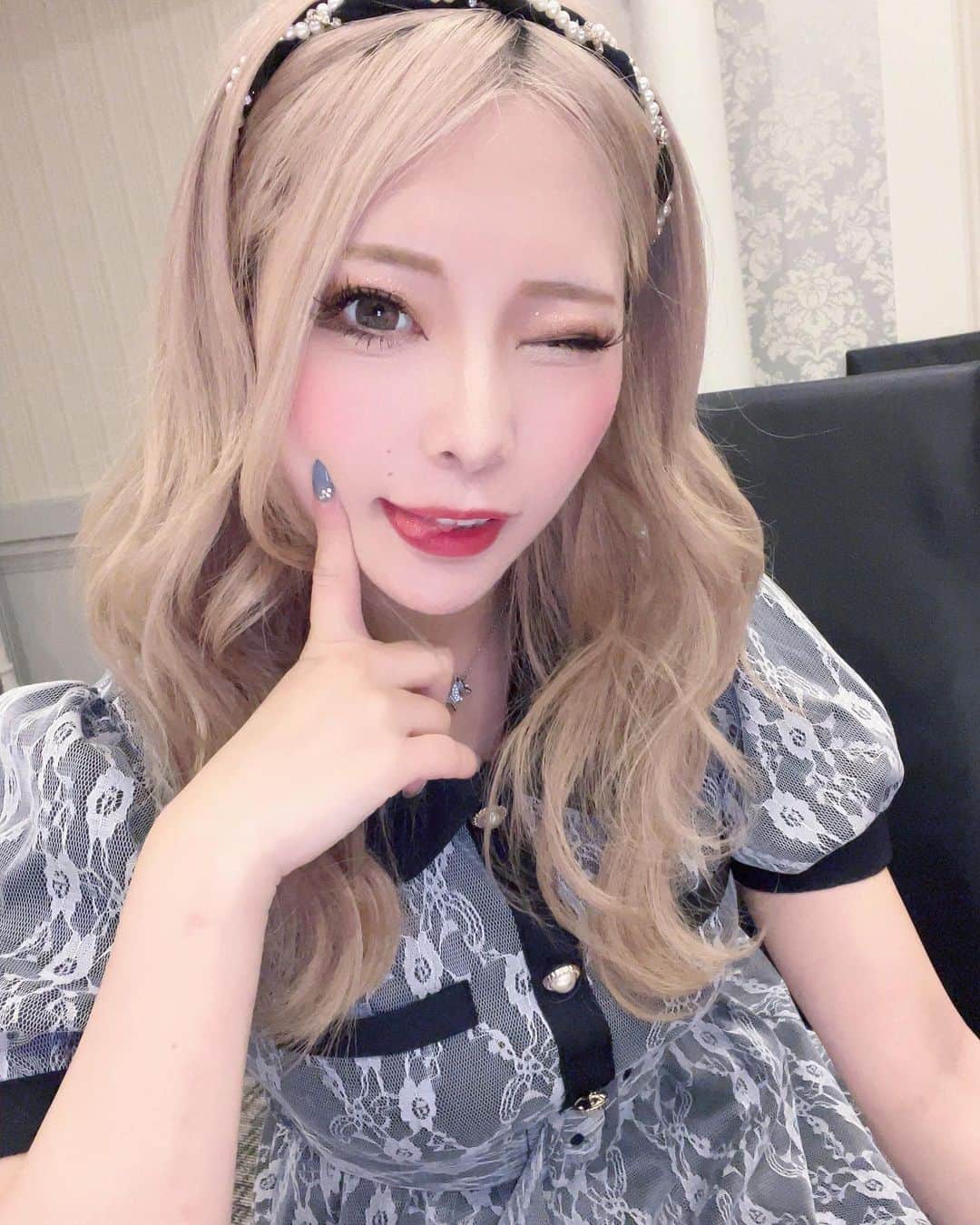 ありえのインスタグラム：「💙💖💙💖💙 :  . .  #バーレスク大阪 #バーレスク東京 #バーレスク大阪ありえ #北新地 #インスタ映え #ホスト  #韓国メイク  #童顔女子  #実物とは異なります   #burlesqueosaka  #burlesquetokyo」