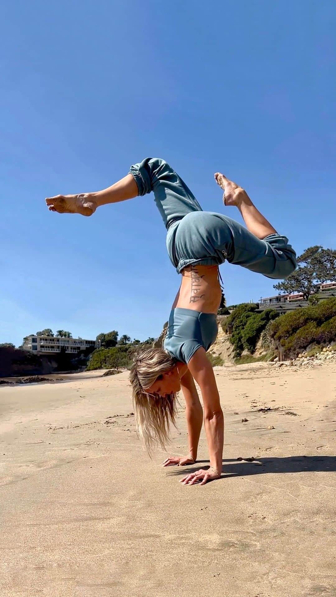 ALO Yogaのインスタグラム：「The world is your playground! 💫 @ashleygalvinyoga finds joy in her movement in the Teal Agate Accolade Sweatpant + Airbrush Figure Short Sleeve Bra」
