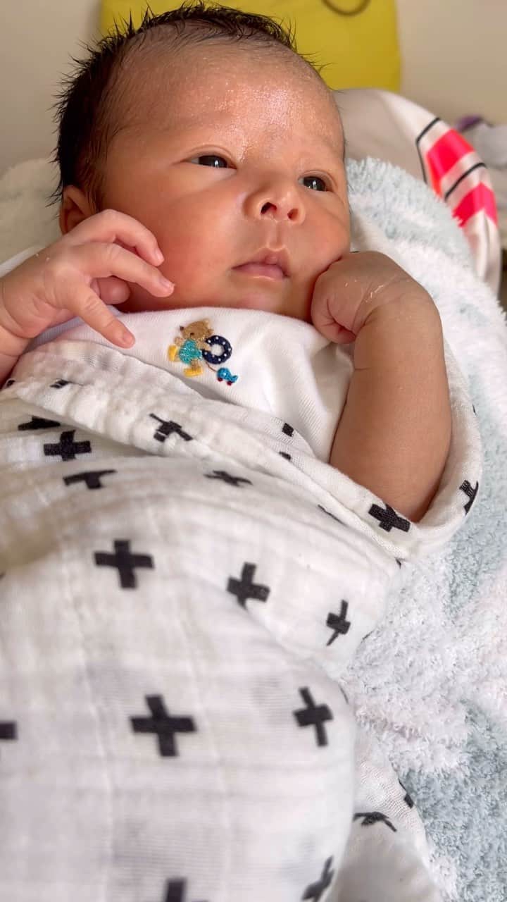 美優のインスタグラム：「息子の新生児の時👶🩵 ふにゃふにゃ〜🥰🥰🥰  乳児湿疹でプロペトをベタベタに塗っていたので テッカテカの顔です🤣  生後12日目☞現在の1歳11ヶ月😁 あと3日で2歳に🩵💛🩷  #newborn #now #男の子ママ　#1歳11ヶ月」