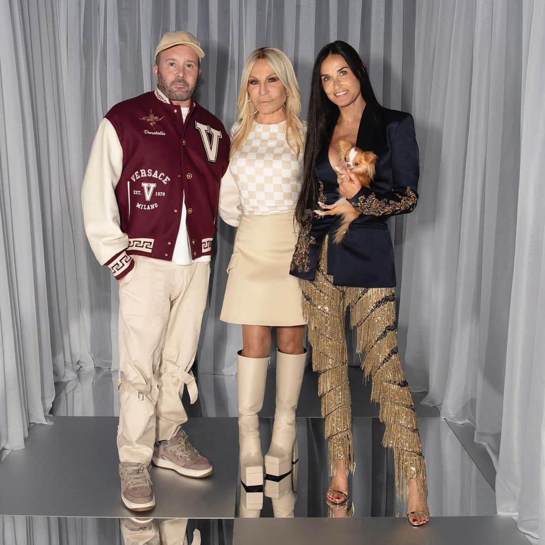 ブラッド・ゴレスキーのインスタグラム：「@demimoore in Atelier Versace at the @versace show in Milan styled by me.  Ps I want that jacket @mrkimjones !」