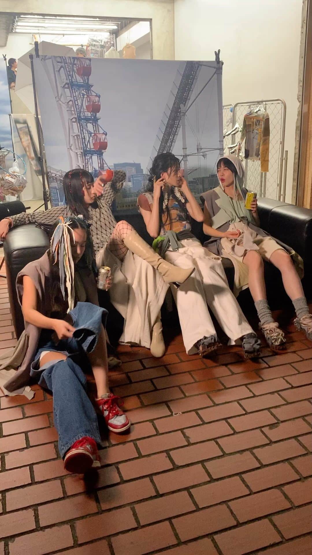 のインスタグラム：「kotohayokozawa installation 「SUPER GARAGE PARTY」。ガレージでモデルシューティングが見せる形式でコレクションを披露。  @kotohayokozawa  #RakutenFWT #Tokyo #fashion  #model #runway  #コレクション #ファッション」