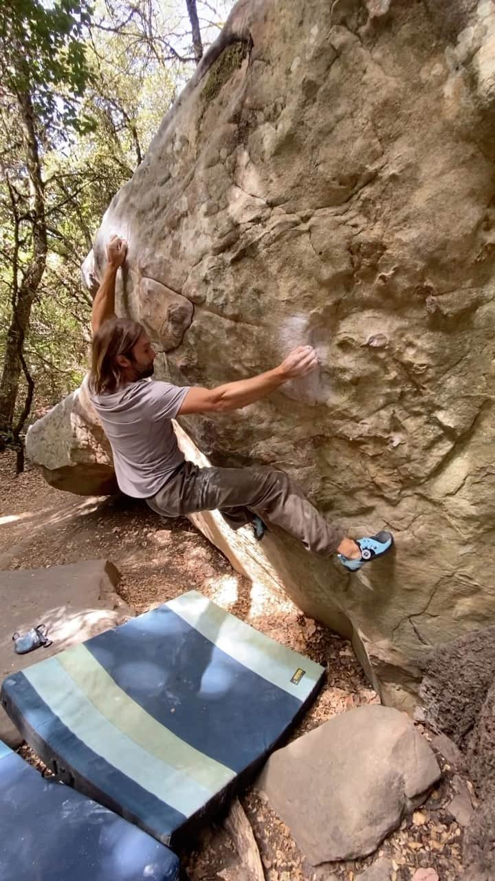 クリス・シャーマのインスタグラム：「Nothing like being back in the Santa Cruz mountains. Quick trip to castle rock with @jessebentz  great to connect with old friends @sterling_keene #rollerkuuster @adamclimbs  @tenayaclimbing  @prana  #pranaadventurer」