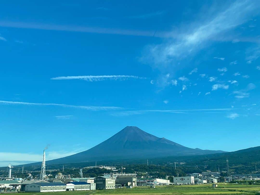 田添菜穂子のインスタグラム：「マネージャーの南田さんが「田添さん、北九州のお仕事ありますよ。いかがですか？」とお声をかけて下さって今日はなんと北九州出張！  そして諸事情により新幹線移動！！ のぞみで小倉まで行くのは久しぶり！  富士山、姿は夏山だけど、空がすっかり秋。  #新幹線で九州まで #東海道新幹線 #富士山 #mtfuji」