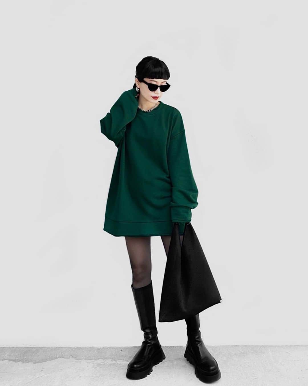 lve_xxxxのインスタグラム：「. . 🦖🦖🦖  GREENは投票🗳️人気No.3でした！  担当カラーGREENの方が 同士のfollower様に多い気がする😆  とにかく、色味にこだわった💚  明る過ぎるずくら過ぎず。 普段使いしやすい色味！って。  明る過ぎると子供っぽくなるし 暗すぎても地味なるし…🤔  で、あたしの好みのGREENの ｽｳｪｯﾄが出来ました！←  昨年発売してたGREENとは 全く別もんな色味なので昨年GET頂いた GREEN好きさんにも全力でオススメ！笑  𝗔𝗶 × @lveu.official  𝟮𝟬𝟮𝟯 𝗔𝗪 𝗢𝗥𝗜𝗚𝗜𝗡𝗔𝗟 𝗖𝗢𝗟𝗟𝗘𝗖𝗧𝗜𝗢𝗡  ▪︎ Over damage sweat BLACK / BLUE / PINK / GREEN  ブーツ👢はAi selectで 10月発売！  POPUPでもお取り扱いあります☺️ ご試着してください！  .」