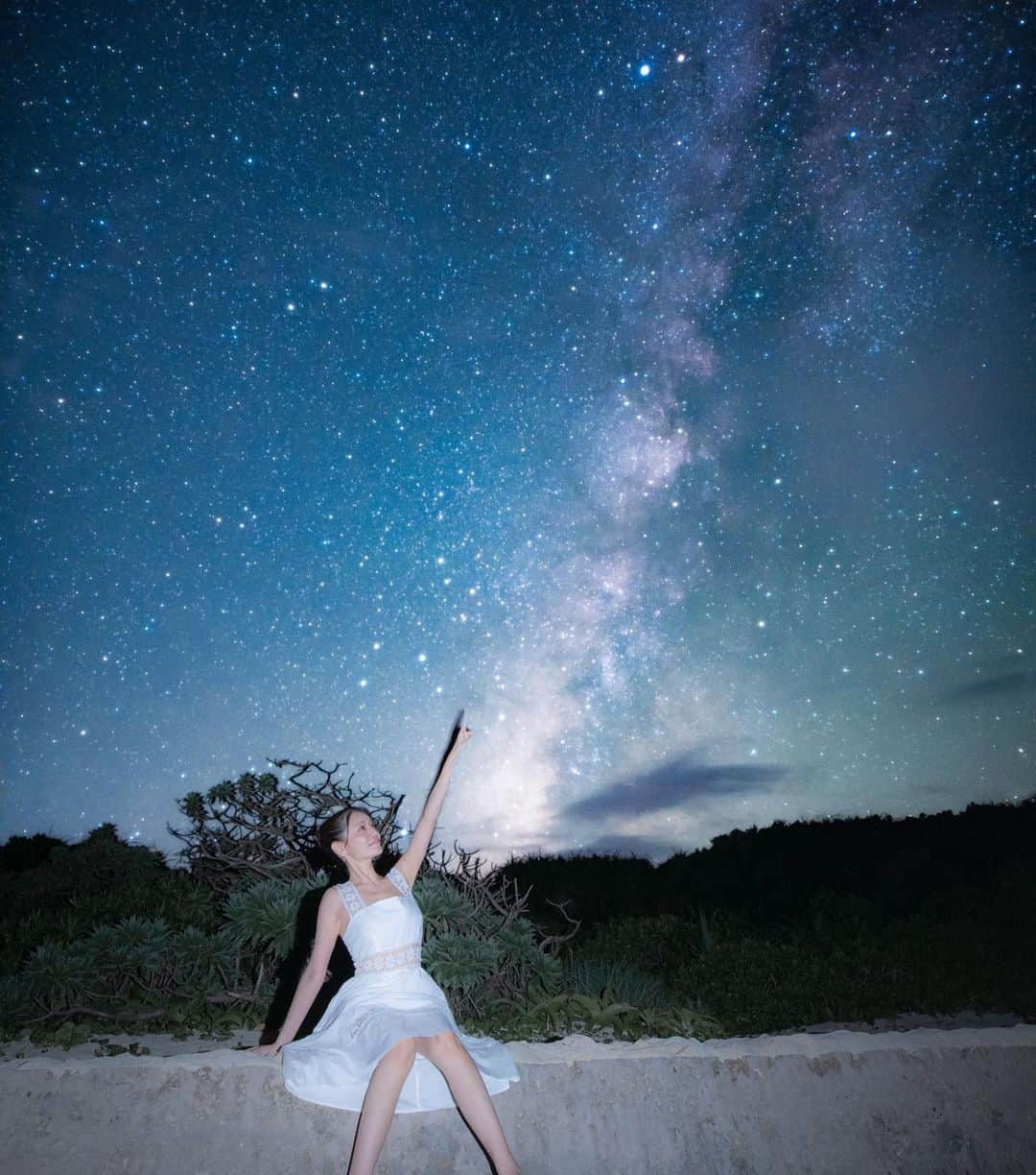 橘メアリーさんのインスタグラム写真 - (橘メアリーInstagram)「星空フォト💫  @noripos さんに 撮ってもらいました🥰  先日ね、自宅でプラネタリウムを買って めちゃくちゃ感動したから 宮古島に行ったら絶対本物 見るんだってきめてたんだぁ🥹  めちゃくちゃ感動した〜っ🥹  最初ちょっと雲が多くて見えなかったんだけど 雲ないところまで車で逃げて ノリさんが探してくれて こんなに綺麗な場所を見つけました💫 街灯もない真っ暗なところだと 本当に星が綺麗に見えるね！ だんだん目が慣れてきて 肉眼で天の川もばっちりみえたよ😭  @noripos さん素敵な写真 ありがとうございました🌺！」9月26日 7時56分 - tachibanamary