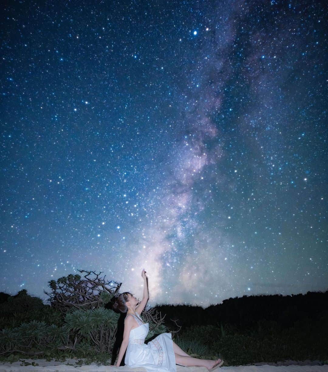 橘メアリーさんのインスタグラム写真 - (橘メアリーInstagram)「星空フォト💫  @noripos さんに 撮ってもらいました🥰  先日ね、自宅でプラネタリウムを買って めちゃくちゃ感動したから 宮古島に行ったら絶対本物 見るんだってきめてたんだぁ🥹  めちゃくちゃ感動した〜っ🥹  最初ちょっと雲が多くて見えなかったんだけど 雲ないところまで車で逃げて ノリさんが探してくれて こんなに綺麗な場所を見つけました💫 街灯もない真っ暗なところだと 本当に星が綺麗に見えるね！ だんだん目が慣れてきて 肉眼で天の川もばっちりみえたよ😭  @noripos さん素敵な写真 ありがとうございました🌺！」9月26日 7時56分 - tachibanamary