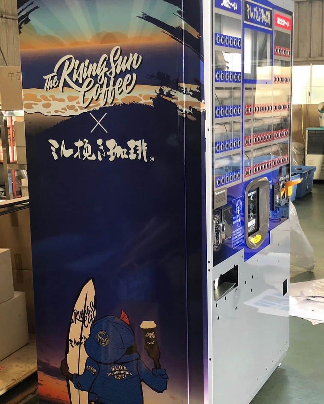 坂口憲二（THE RISING SUN COFFEE）のインスタグラム：「◆GOOD MORNING COFFEE‼︎◆  【SCAJ 2023】  今週の水曜日〜金曜日、東京ビックサイトにてアジア最大のコーヒーの祭典SCAJが開催されます！  TRSCもトーヨーベンディング @toyovending.official さんと共同で全自動販売機を展示します。SCAJ仕様のラッピング販売機に、素晴らしいコーヒーも用意してますので、ぜひブースに遊びに来て下さい。  【WE ARE OPEN】  本日も皆さまのご来店をお待ちしてます！  都内店舗 10:00〜17:00(無休)  大網店舗 11:00〜18:00(月火水木金) 　　　　10:00〜18:00(土日祝)  鶴見店舗 10:00〜18:00(無休)  therisingsuncoffee.com  #coffee #coffeebeans  #coffeeroaster  #coffeelab  #coffeeandsurfing  #coffeetime  #coffeelover  #coffeebreak  #coffeeshop  #coffeestand  #coffeeholic  #coffeehouse  #coffee_inst  #coffeemaker  #coffeeshops  #coffeecoffeecoffee  #coffeenclothes  #coffeeaddict  #coffeeculture  #coffeemorning  #coffeemag #scaj2023 #TRSC」