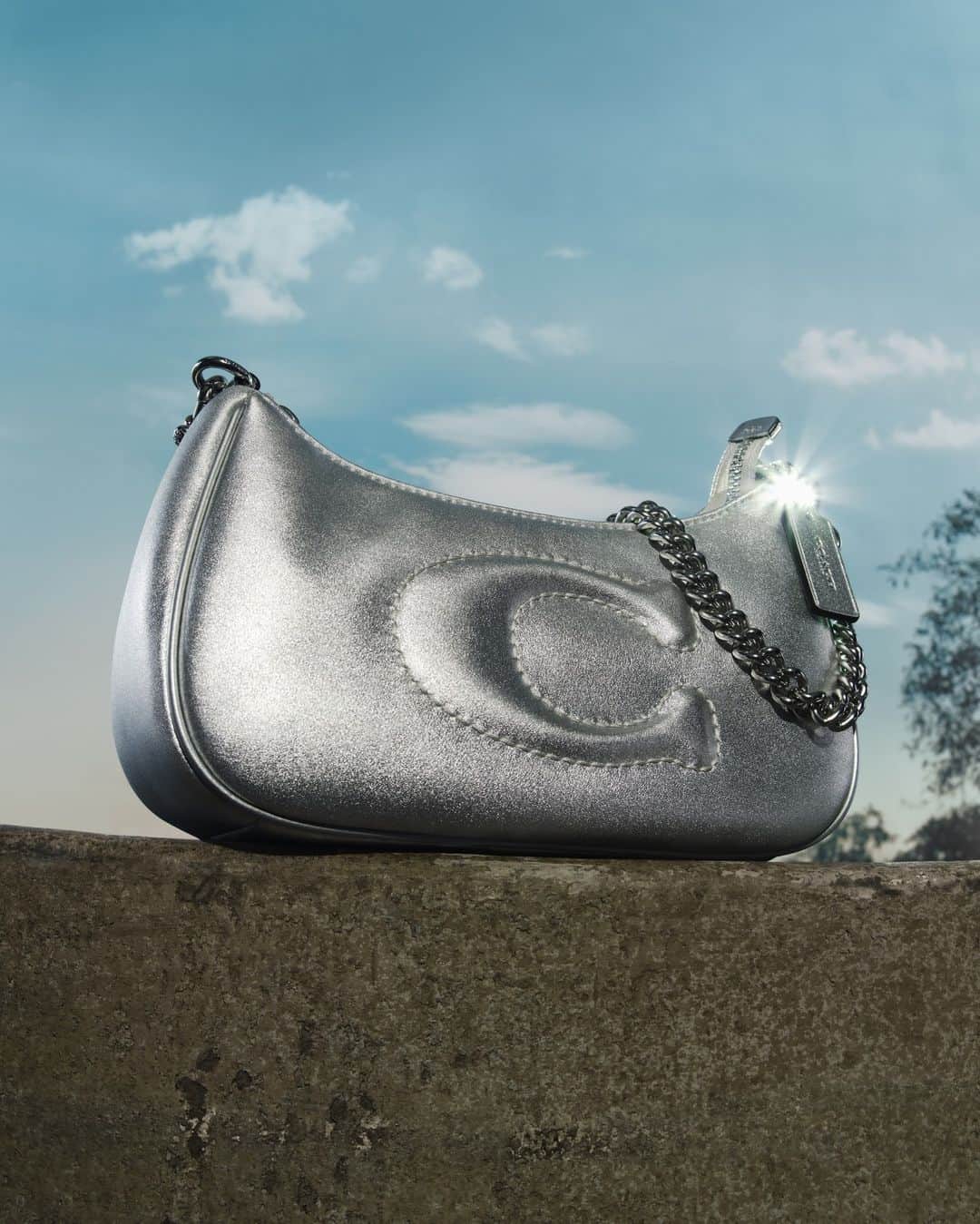 コーチのインスタグラム：「Shine all the time. ☀️ We made this Teri shoulder bag to make that extra easy.   #WearYourShine. Our Fall 2023 story is a call to resist your inner critic and show your most confident self.  #CourageToBeReal #CoachOutlet」