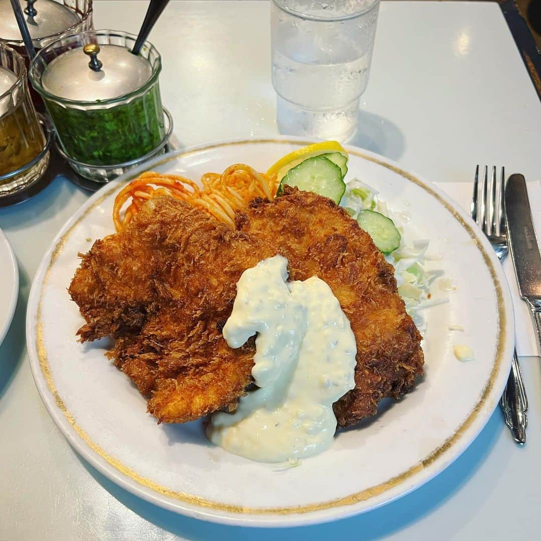 渡辺祐のインスタグラム：「竹橋「タカサゴ」 #ヒラメフライ 定食屋はアジフライ、洋食屋はヒラメフライ。それにしても先週、つまり9月半ば過ぎの暑さよ。皇居の上は遮るものなく、江戸の空のままであります。見てきたわけじゃないけれど。」