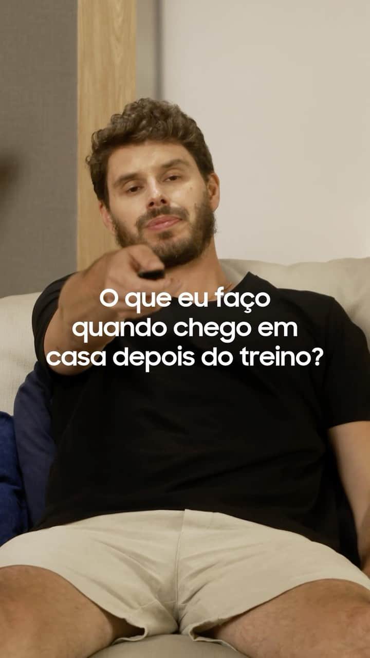 のインスタグラム：「De esportes a filmes de terror, tudo o que eu preciso após um dia puxado de treino é aproveitar todo o potencial da minha QLED Super BIG TV 98” da Samsung. 😎🍿📺 É um novo nível de imersão! #SuperBigTVSamsung #ACertezaDaMelhorEscolha」