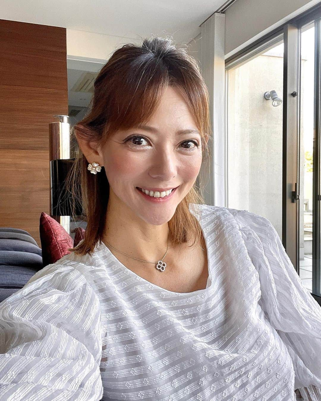 箕輪玖美のインスタグラム：「楽しい事大好き💕笑うのも大好き💕なので、目の周りの笑い皺は増える一方😆 笑い皺はハッピーラインとは言うものの…多過ぎるのも女性としては気にもなる💧  なるべく自宅でケア出来ると嬉しいな〜と言う事で、クリニラボ  さんの マイクロニードルパッチ  を使い始めたよ😉  目元の悩みに手軽に自宅で集中ケア(角質層まで)できるニードルパッチ✨貼った後の軽いチクチク感は、うるおいチャージのサイン😉 角質層まで潤いが届いてお肌ふっくら〜乾燥改善による小ジワを目立たなくしてくれるよ(評価試験済み)😉✨  週一回、気になるところにペタッと貼るだけ♪ 私は貼ったまま寝て、じっくり浸透させています☺️  貼るだけの新しいスキンケアルーティン、初めてみませんか❣️  クリニラボマイクロHAパッチ 　6枚入 価格:税込2.970円   @be_story_official #PR #美ST  #クリニラボ #マイクロニードルパッチ #マイクロニードル #大正製薬  #時短美容 #美容女子 #美容好きな人と繋がりたい #エイジングケア #アラフォー女子 #アラフィフ女子 #美魔女 #箕輪玖美」