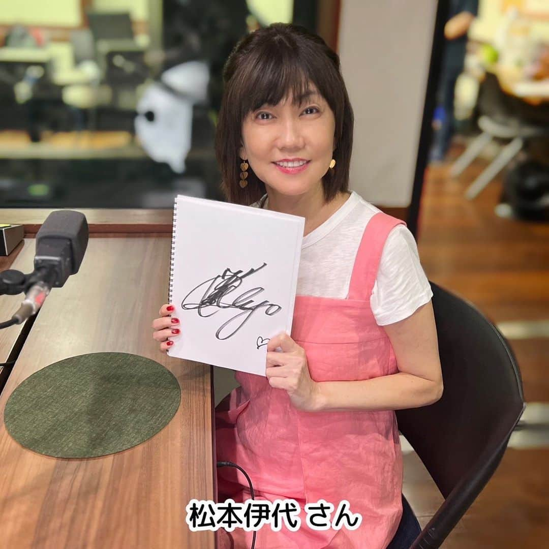 坂本美雨のディア・フレンズさんのインスタグラム写真 - (坂本美雨のディア・フレンズInstagram)「9月26日（火）#ディアフレンズ #松本伊代 さんをお迎えします🌻 @iyo14_official  1981年に「センチメンタル・ジャーニー」でデビュー。 2021年にデビュー40周年を迎え、精力的に 音楽活動をされている伊代さん！  10月には神戸と東京で、ライブツアーが 開催されます。 どんなステージになるのか、詳しくうかがいます(^^) 理想の夫婦としても知られる、#ヒロミ さんとの お話も…♬  🍵火曜日限定コーナー「辻利GreenTime」🍵 ✳️ちょっと疲れた時にすることは。 📻午前11時から放送、ぜひ聴いてください🎧 プレゼントもありますよ〜🍵  #センチメンタルジャーニー #Journey #神戸新聞松方ホール #大手町三井ホール #坂本美雨 @miu_sakamoto @miusakamoto.staffofficial #tokyofm #JFN #全国38局ネット #radiko  @tokyofm_official」9月26日 8時21分 - dearfriends80