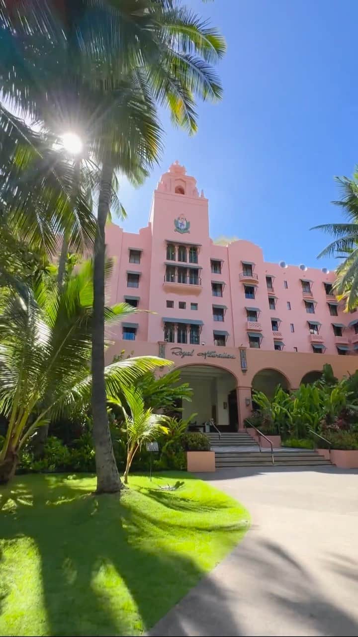 Belle Vie Hawaiiのインスタグラム：「太平洋のピンクパレスこと ロイヤルハワイアンホテルの中庭 ココナッツグローブから ロイヤルハワイアンセンターの中庭 ロイヤルグローブへ🚶‍♀️🚶🏼  何かと「ロイヤル」とつくのは、 ヘルモアと呼ばれていたこの辺りは 王族ゆかりの地だからだそう🤴  すぐそこがワイキキの目抜通り カラカウア大通りだとは思えない 緑豊かな清々しい癒し空間ですね🌳  【ベルヴィー店頭情報】 営業時間: 午前10時〜午後9時　無休 店頭だけのお買い得商品多数有り😉 詳しくは店頭でお尋ねください  Open Daily 10:00am〜9:00pm Instagram in English  @belleviehawaii.en   #royalhawaiian  #waikiki #ロイヤルハワイアンホテル  #ロイヤルハワイアンセンター  #ワイキキ散歩  #ピンクパレス  #ハワイ旅行  #ハワイまめ知識  #ハワイ好きな人と繋がりたい」