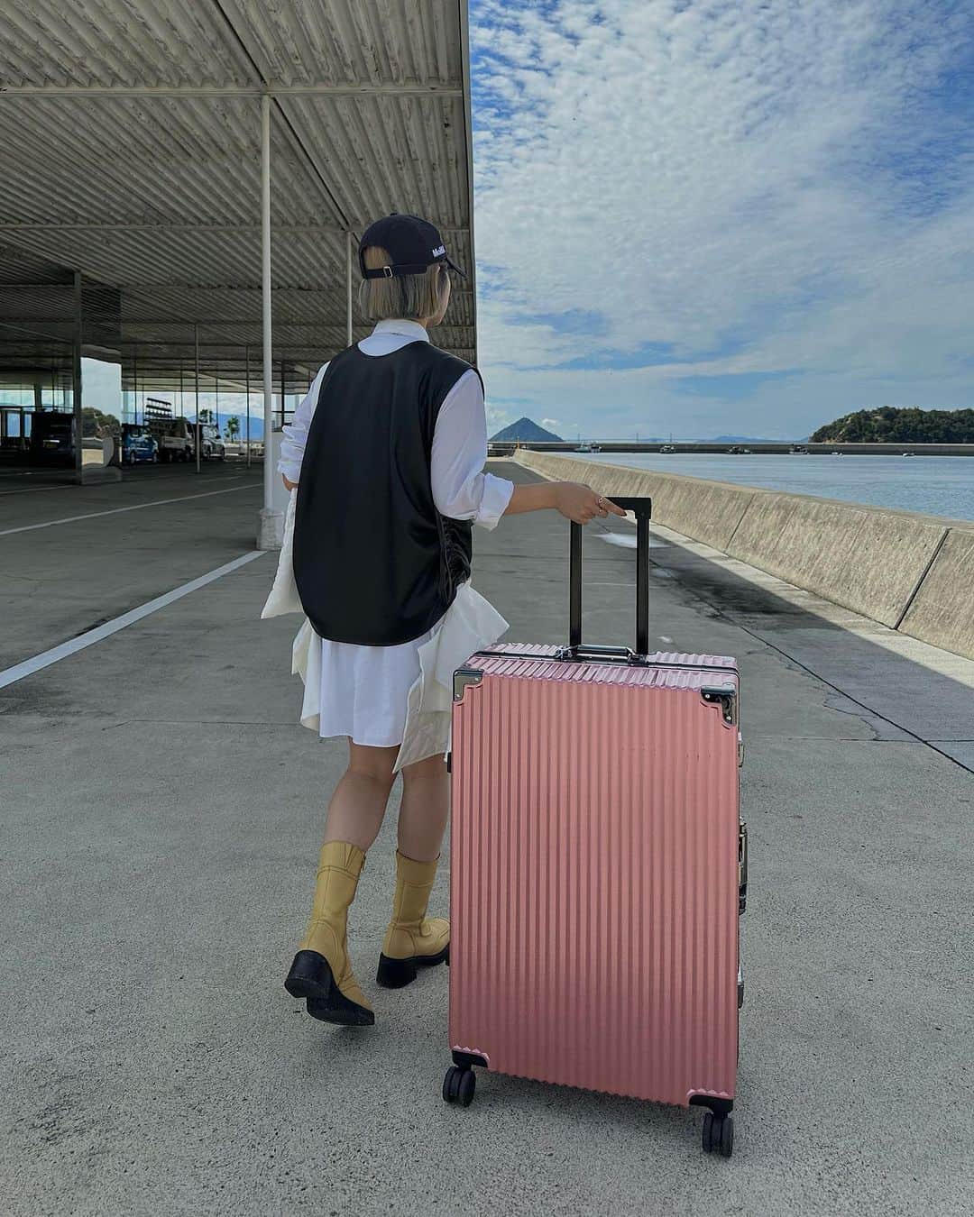 相羽瑠奈のインスタグラム：「🎀  先週末は旅行で2泊3日、香川県へ ✈︎  直前に Amazonで購入したスーツケースが とても良かったのでシェアします〜！  （ 🔗リンク付きのストーリーズをハイライトに 残したので 気になる方は見てみてください ✶ ）  私は海外旅行を見据えて、 1番大きいLサイズの95Lを購入しました  国内の2泊3日だと2人分の荷物＋お土産達が 余裕たくさん入ったので、手荷物減ってよかった 🙆🏻‍♀️  角が丸くないから隅々まで物が入れられる！ 元々の本体が軽量なのもうれしい…！  ファスナーじゃないから開け閉めもラクチン〜◎  1つだけ難点は、ストッパーが付いてないこと 電車の時だけちょっと力が入ります🫨笑  何よりビジュがいい 💯 ピンクの色味が可愛くて大満足です 他のカラバリも全部かわいかった！🌈  旅行の写真はまた少しずつ載せていきます 🚢」