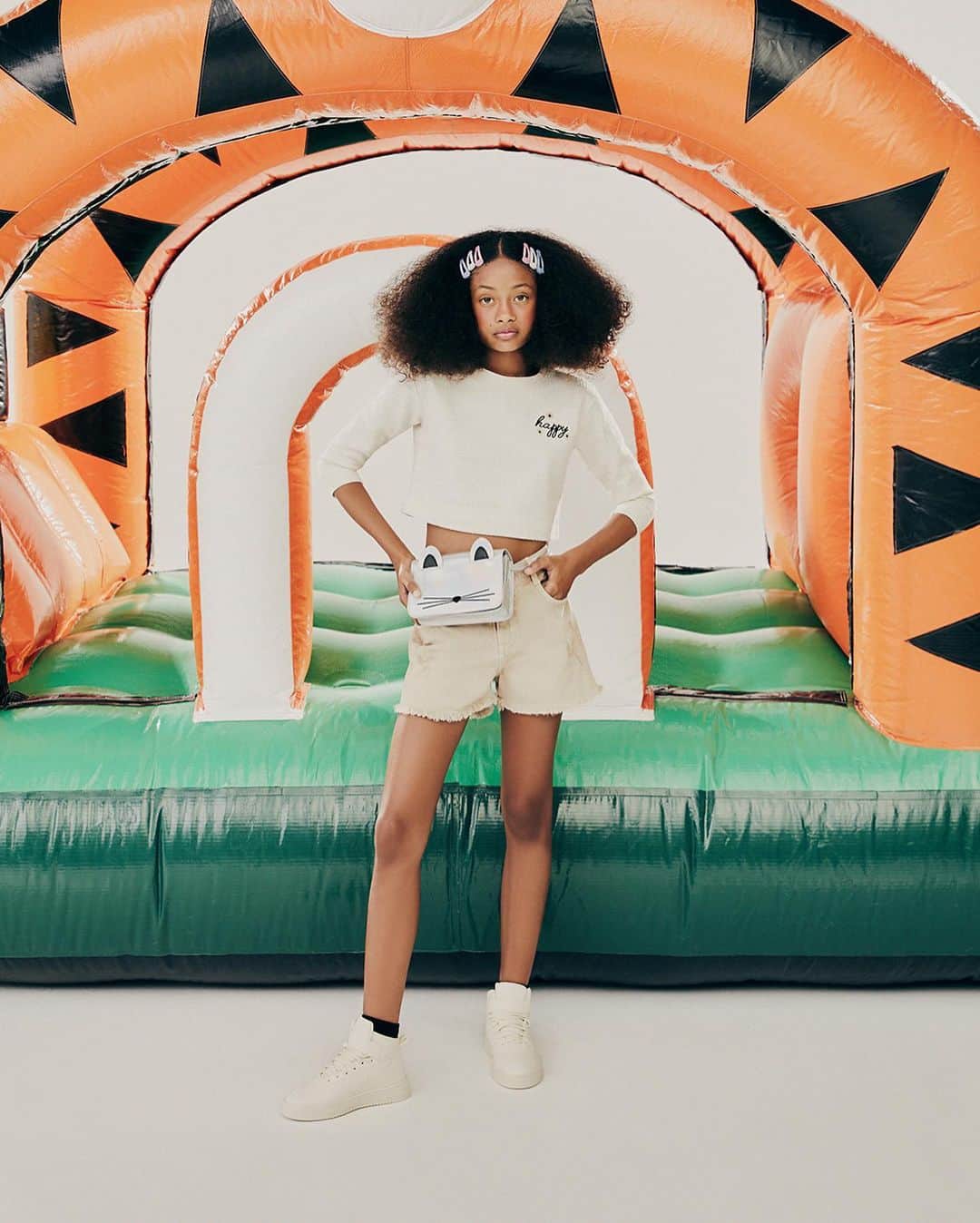 ロジャス・レナーのインスタグラム：「Tons neutros em looks infantis? Claro que sim! 🫶 Para unir essa tendência ao visual divertido que a criançada ama, escolha peças com estampas fofas e opte por acessórios com muito glitter. Produção fashionista e alegre check! Garanta os itens clicando nas imagens. #DiadasCriançasRenner #LooksInfantis #LookinhoInfantil #PresenteDiadasCrianças #ModaInfantil #RoupaInfantil  blusa infantil 874254001 | short cintura alta 864649122 | tênis abotinado 848467290 | kit 05 presilhas 817249994」