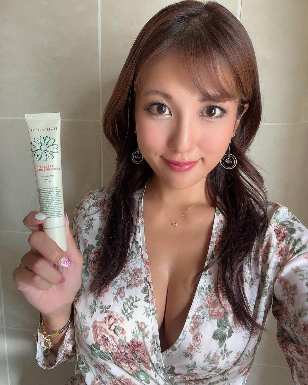 神谷麻美さんのインスタグラム写真 - (神谷麻美Instagram)「#トーンアップ#サンベース だよ💖🥰🌷︎✨️ SPF50+PA++++ 💖🌞🌈✨️  ピンクっぽいからトーンアップにするし💖🧖🏻‍♀️✨️ 汗に強いから、化粧崩れ全然しないの🥰☀️💖✨️  #お花 デザインも可愛いすぎる🥰💖🌷✨️  私は顔だけトーンアップすると不自然だから、首にも塗ってるよ☺️💖✨️  @brookesia_official_jp  #ブルケシア #サンクリーム#日焼け止め#日焼け止め下地#日焼け止めクリーム#化粧下地#メイクベース#ベースメイク#ツヤ肌#艶肌#敏感肌#ヴィーガンコスメ#美白クリーム#美白#美白効果#トーンアップUV#ナチュラルメイク#韓国コスメ#韓国コスメおすすめ#韓国コスメレビュー  #おはよう 💖✨️」9月26日 8時29分 - asamice428